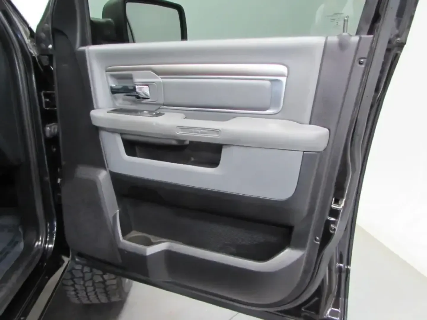 2016 /Diesel Gray/Black Ram 1500 Big Horn (3C6RR7LT6GG) with an 5.7L V8 OHV 16V engine, 6A transmission, located at 12830 Highway 21, De Soto, MO, 63020, (636) 337-7777, 38.153099, -90.573624 - Need a truck that can handle weekday commutes through Jefferson County and still be ready for weekend projects, lake runs, and backroad exploring? This 2016 Ram 1500 Big Horn 4x4 is built for the De Soto lifestyle-strong V8 power for towing and hauling, a comfortable crew cab for friends or family, - Photo#15