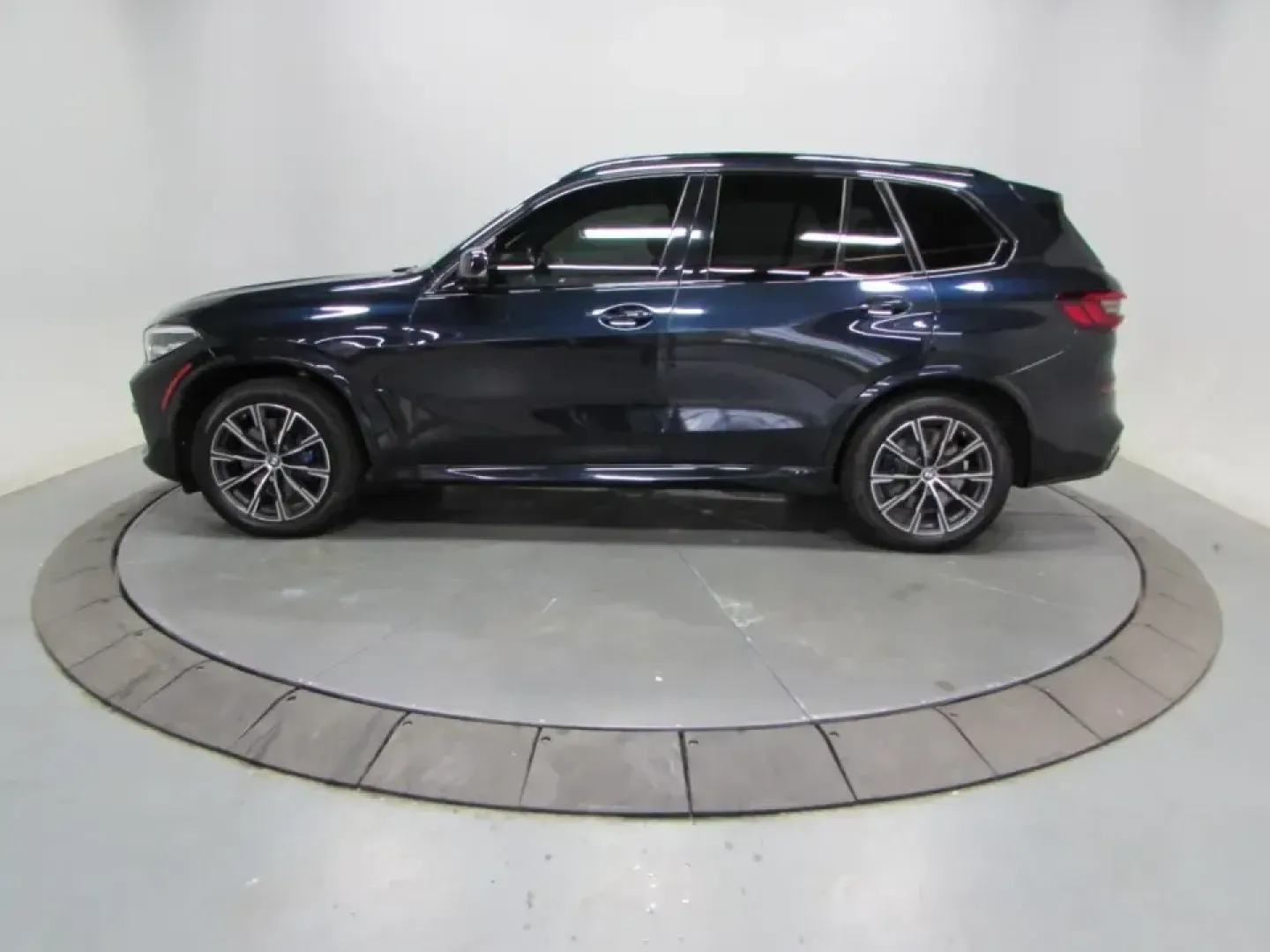 2021 /Black BMW X5 xDrive40i (5UXCR6C01M9) with an 3.0L L6 DOHC 24V engine, Automatic transmission, located at 12830 Highway 21, De Soto, MO, 63020, (636) 337-7777, 38.153099, -90.573624 - For families juggling school drop-offs, busy commutes, and weekend getaways to the Ozarks, a premium SUV that feels confident in every season can change the whole routine. This **2021 BMW X5 xDrive40i** delivers the kind of smooth power, refined comfort, and all-weather capability that makes daily l - Photo#3