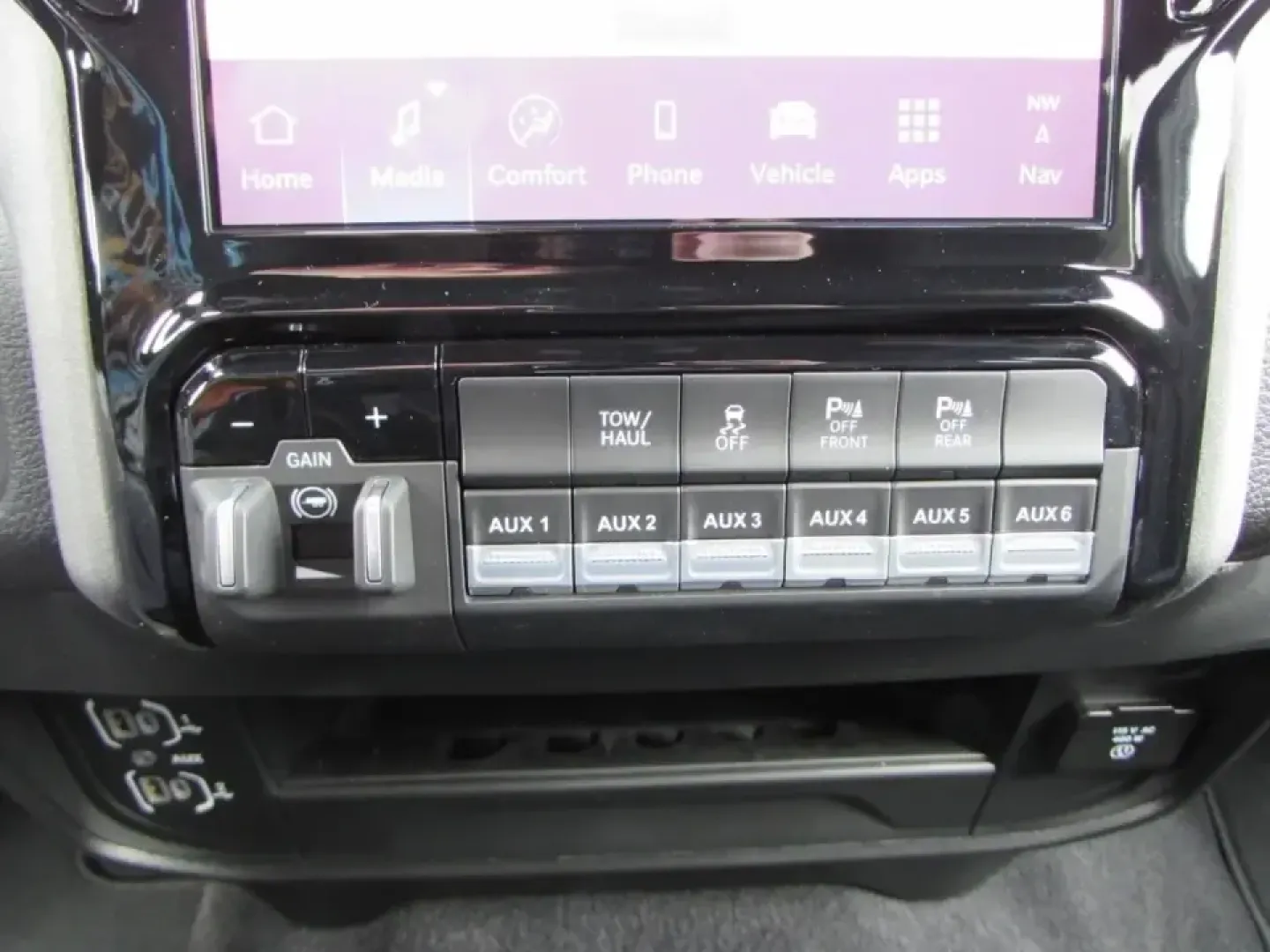 2026 /Black Ram 2500 Tradesman (3C6UR5CJ1TG) with an 6.4L V8 engine, 6A transmission, located at 12830 Highway 21, De Soto, MO, 63020, (636) 337-7777, 38.153099, -90.573624 - Built for big weekends, hard workdays, and everything in between, this 2026 Ram 2500 Tradesman is the kind of heavy-duty truck that fits real Missouri life-towing the boat for a run to Washington State Park, hauling supplies after a stop in De Soto, or cruising Highway 21 toward I-55 with confidence - Photo#27
