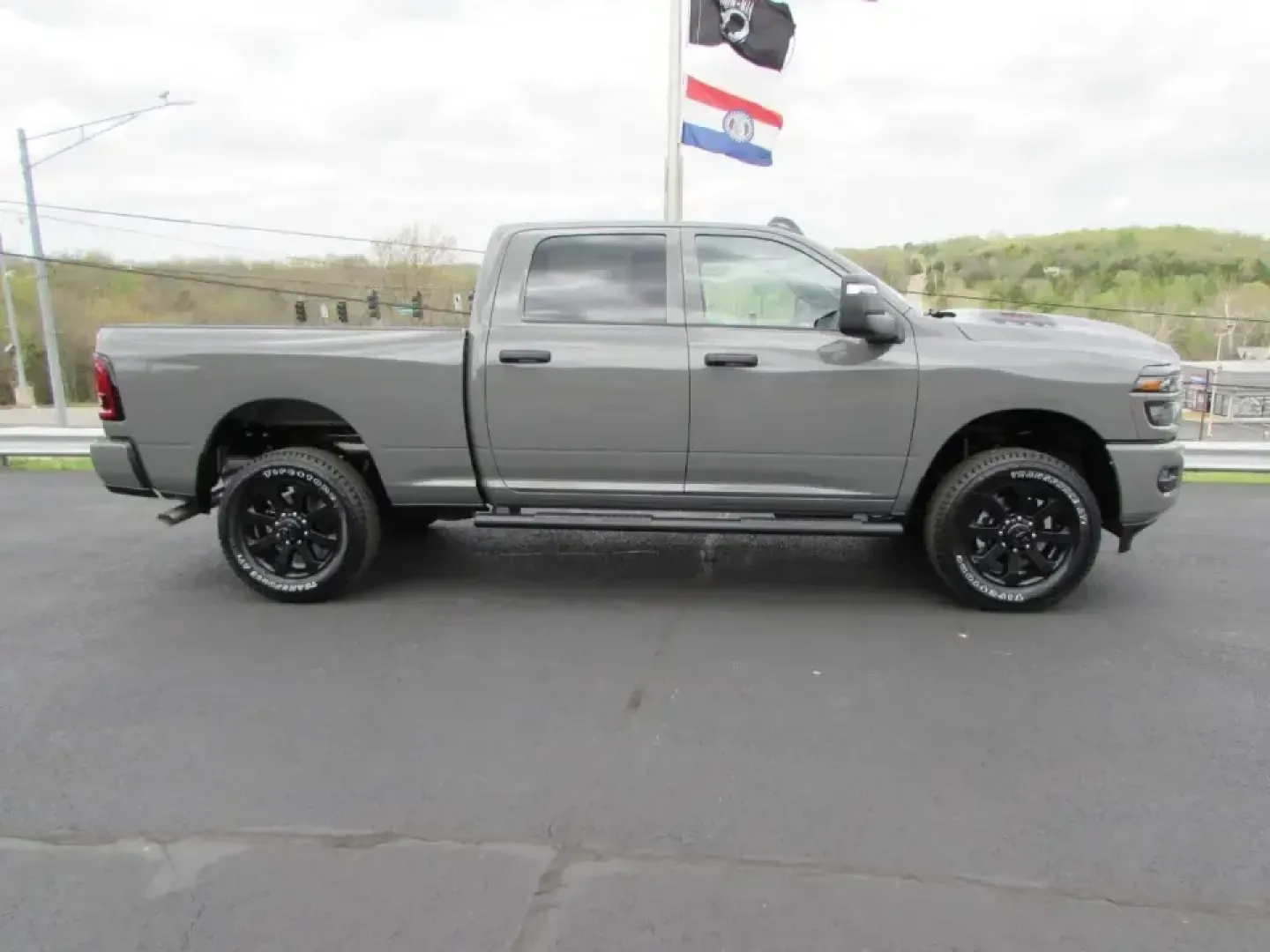 2026 /Black Ram 2500 Tradesman (3C6UR5CJ1TG) with an 6.4L V8 engine, 6A transmission, located at 12830 Highway 21, De Soto, MO, 63020, (636) 337-7777, 38.153099, -90.573624 - Built for big weekends, hard workdays, and everything in between, this 2026 Ram 2500 Tradesman is the kind of heavy-duty truck that fits real Missouri life-towing the boat for a run to Washington State Park, hauling supplies after a stop in De Soto, or cruising Highway 21 toward I-55 with confidence - Photo#7