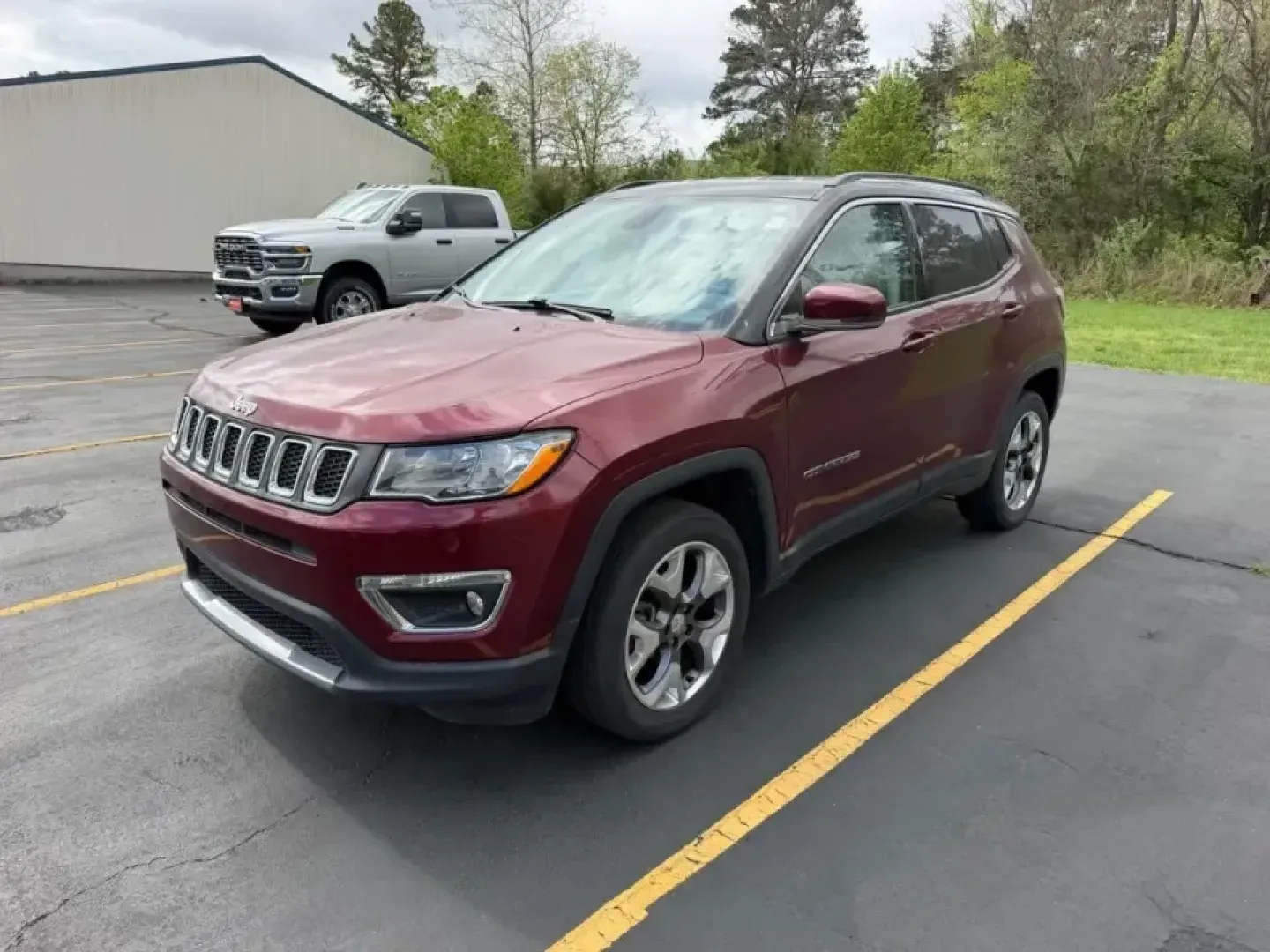 2020 /Ski Gray/Black Leather Jeep Compass Limited (3C4NJDCB5LT) with an 2.4L I4 Zero Evap M-Air engine, Automatic transmission, located at 970 Woodlawn Dr., Farmington, MO, 63640, (573) 431-7800, 37.825642, -90.468674 - Ready for weekend escapes to St. Joe State Park, confident winter commuting on Highway 67, or simply upgrading the daily school-and-grocery routine around Farmington-this 2020 Jeep Compass Limited is the kind of SUV that fits real life in Southeast Missouri. With its versatile size, Four Wheel Drive - Photo#1