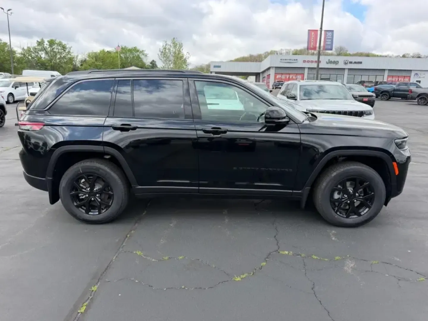 2026 /Global Black Suede Jeep Grand Cherokee Laredo Altitude (1C4RJHAR7TC) with an 2.0L engine, 8A transmission, located at 970 Woodlawn Dr., Farmington, MO, 63640, (573) 431-7800, 37.825642, -90.468674 - Whether your weekends revolve around family road trips to St. Joe State Park, daily commutes up Highway 67, or spontaneous gravel-road getaways through the Ozark foothills, this 2026 Jeep Grand Cherokee Laredo Altitude is built to make every mile feel effortless-and confident. With only 5 miles on t - Photo#1