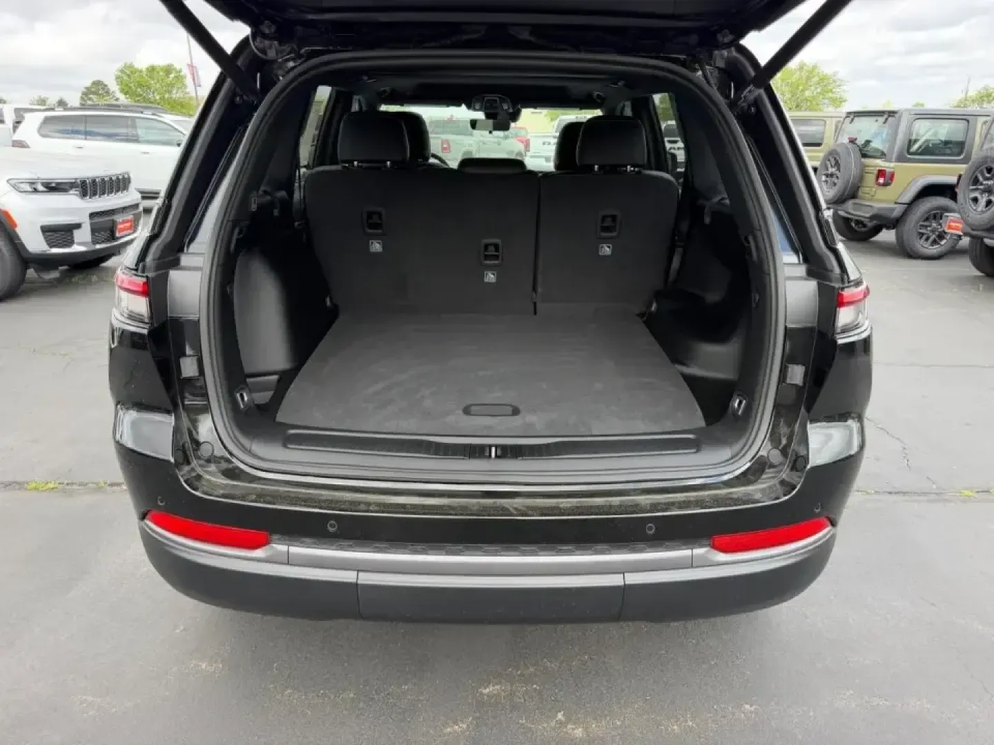 2026 /Global Black Suede Jeep Grand Cherokee Laredo Altitude (1C4RJHAR7TC) with an 2.0L engine, 8A transmission, located at 970 Woodlawn Dr., Farmington, MO, 63640, (573) 431-7800, 37.825642, -90.468674 - Whether your weekends revolve around family road trips to St. Joe State Park, daily commutes up Highway 67, or spontaneous gravel-road getaways through the Ozark foothills, this 2026 Jeep Grand Cherokee Laredo Altitude is built to make every mile feel effortless-and confident. With only 5 miles on t - Photo#4