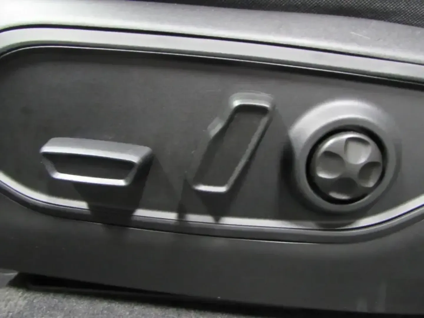 2026 /Global Black Jeep Grand Cherokee Laredo (1C4RJKAR7T8) with an Other engine, located at 12830 Highway 21, De Soto, MO, 63020, (636) 337-7777, 38.153099, -90.573624 - Own the weekday commute and the weekend escape in one confident SUV: this **2026 Jeep Grand Cherokee Laredo 4x4** is built for Missouri life-smooth and quiet for daily runs through De Soto, yet ready for gravel roads, changing weather, and spontaneous getaways. With just **5 miles** on the odometer, - Photo#22