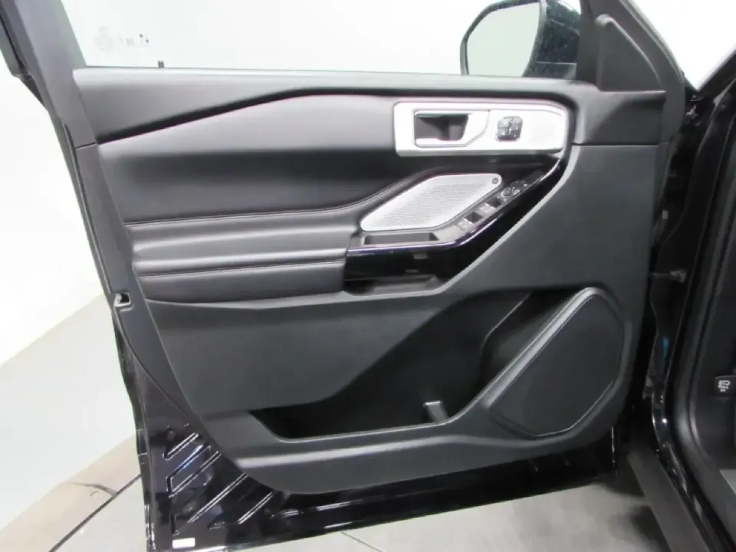 2022 /Ebony Ford Explorer Platinum (1FM5K8HC0NG) with an 3.0L V6 DOHC 24V engine, 10A transmission, located at 12836 Highway 21, De Soto, MO, 63020, (636) 337-7777, 38.151867, -90.575615 - Road-trip families, weekend explorers, and long-commute pros-this is the kind of SUV that makes every mile feel like part of the plan. If you want premium comfort without the new-car price, this **2022 Ford Explorer Platinum** is a smart way to upgrade your daily drive while keeping capability ready - Photo#11