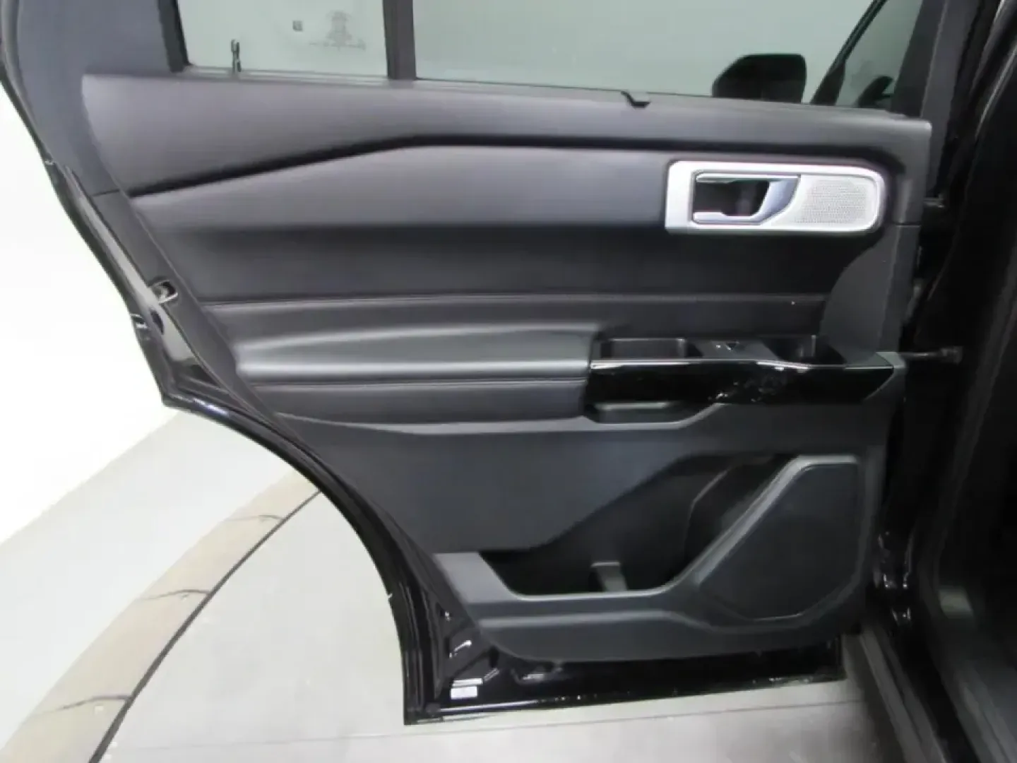 2022 /Ebony Ford Explorer Platinum (1FM5K8HC0NG) with an 3.0L V6 DOHC 24V engine, 10A transmission, located at 12836 Highway 21, De Soto, MO, 63020, (636) 337-7777, 38.151867, -90.575615 - Road-trip families, weekend explorers, and long-commute pros-this is the kind of SUV that makes every mile feel like part of the plan. If you want premium comfort without the new-car price, this **2022 Ford Explorer Platinum** is a smart way to upgrade your daily drive while keeping capability ready - Photo#13