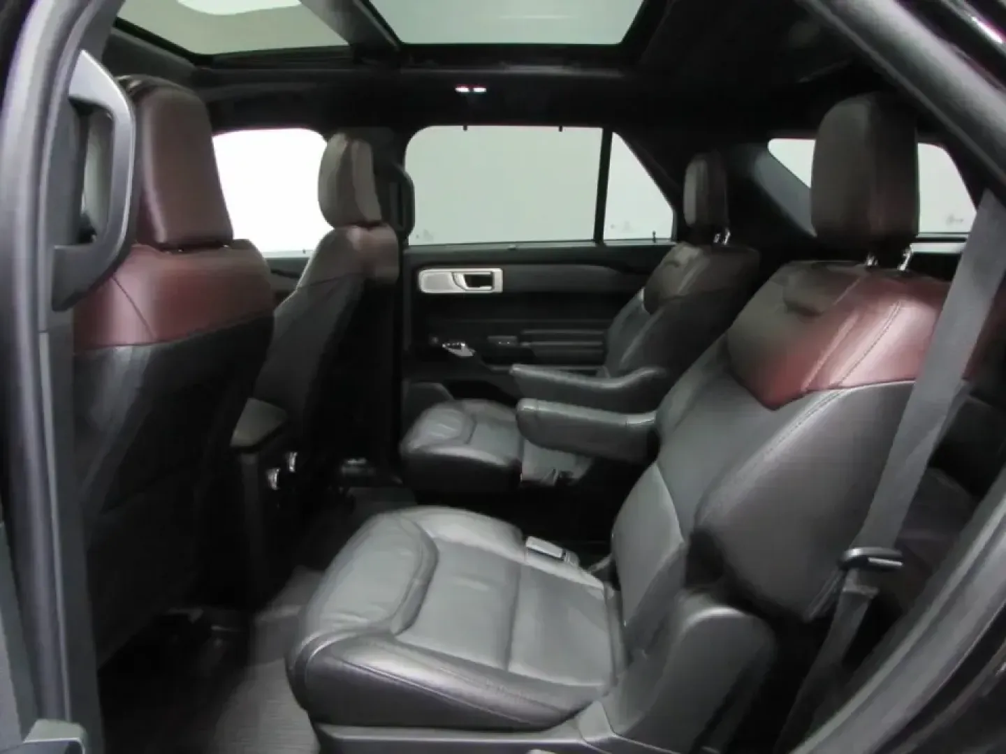 2022 /Ebony Ford Explorer Platinum (1FM5K8HC0NG) with an 3.0L V6 DOHC 24V engine, 10A transmission, located at 12836 Highway 21, De Soto, MO, 63020, (636) 337-7777, 38.151867, -90.575615 - Road-trip families, weekend explorers, and long-commute pros-this is the kind of SUV that makes every mile feel like part of the plan. If you want premium comfort without the new-car price, this **2022 Ford Explorer Platinum** is a smart way to upgrade your daily drive while keeping capability ready - Photo#14