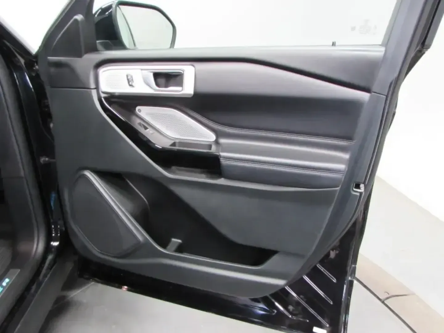 2022 /Ebony Ford Explorer Platinum (1FM5K8HC0NG) with an 3.0L V6 DOHC 24V engine, 10A transmission, located at 12836 Highway 21, De Soto, MO, 63020, (636) 337-7777, 38.151867, -90.575615 - Road-trip families, weekend explorers, and long-commute pros-this is the kind of SUV that makes every mile feel like part of the plan. If you want premium comfort without the new-car price, this **2022 Ford Explorer Platinum** is a smart way to upgrade your daily drive while keeping capability ready - Photo#16