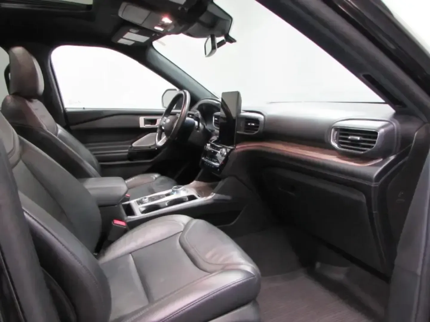 2022 /Ebony Ford Explorer Platinum (1FM5K8HC0NG) with an 3.0L V6 DOHC 24V engine, 10A transmission, located at 12836 Highway 21, De Soto, MO, 63020, (636) 337-7777, 38.151867, -90.575615 - Road-trip families, weekend explorers, and long-commute pros-this is the kind of SUV that makes every mile feel like part of the plan. If you want premium comfort without the new-car price, this **2022 Ford Explorer Platinum** is a smart way to upgrade your daily drive while keeping capability ready - Photo#17