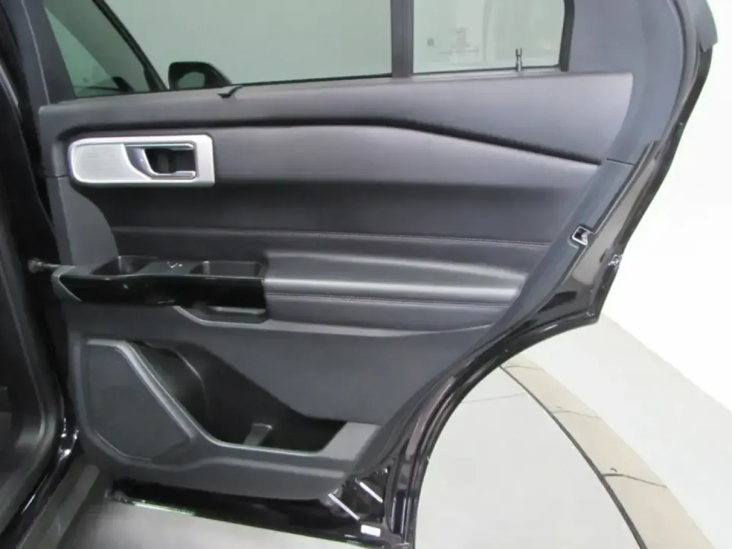 2022 /Ebony Ford Explorer Platinum (1FM5K8HC0NG) with an 3.0L V6 DOHC 24V engine, 10A transmission, located at 12836 Highway 21, De Soto, MO, 63020, (636) 337-7777, 38.151867, -90.575615 - Road-trip families, weekend explorers, and long-commute pros-this is the kind of SUV that makes every mile feel like part of the plan. If you want premium comfort without the new-car price, this **2022 Ford Explorer Platinum** is a smart way to upgrade your daily drive while keeping capability ready - Photo#18