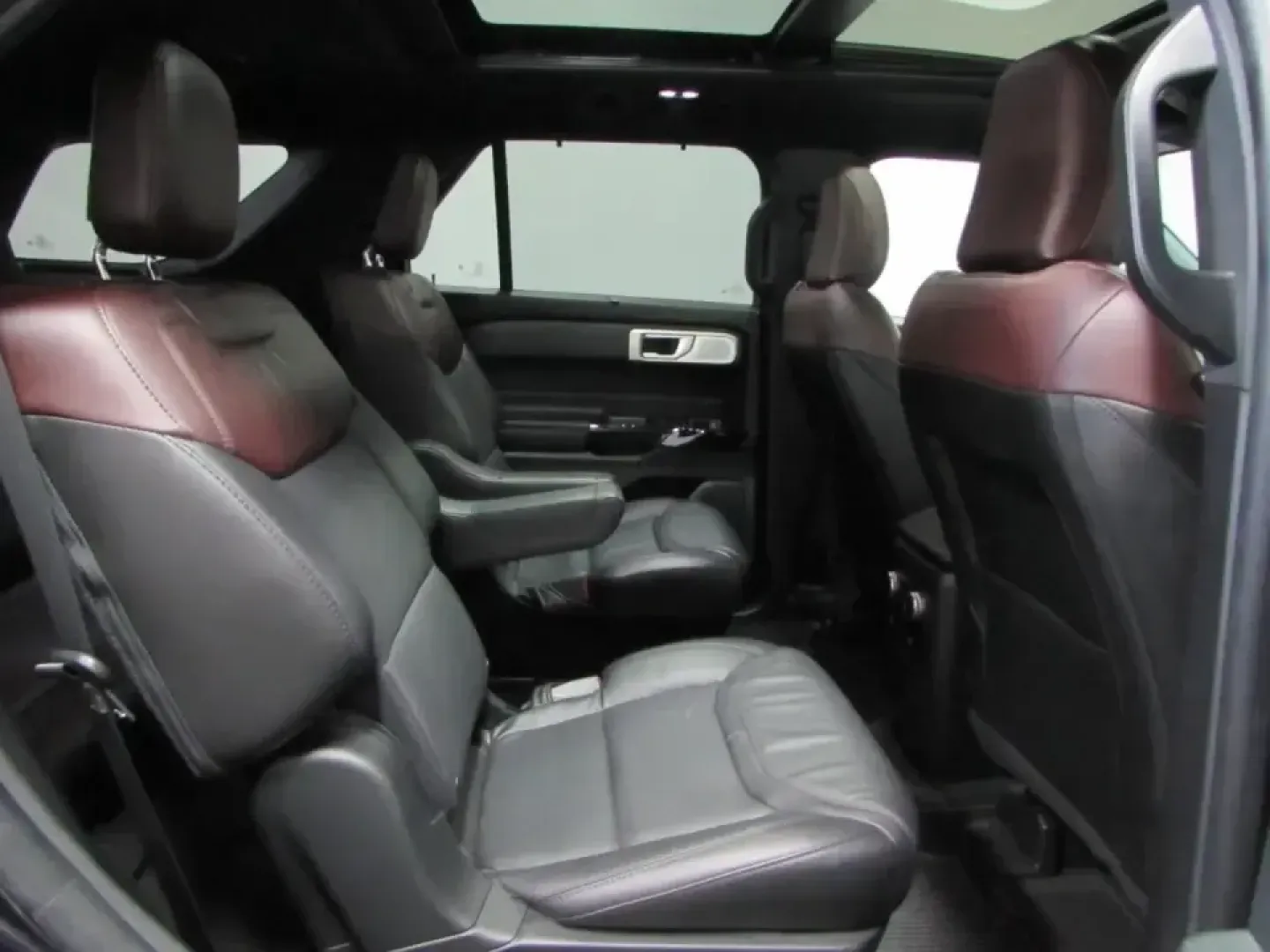 2022 /Ebony Ford Explorer Platinum (1FM5K8HC0NG) with an 3.0L V6 DOHC 24V engine, 10A transmission, located at 12836 Highway 21, De Soto, MO, 63020, (636) 337-7777, 38.151867, -90.575615 - Road-trip families, weekend explorers, and long-commute pros-this is the kind of SUV that makes every mile feel like part of the plan. If you want premium comfort without the new-car price, this **2022 Ford Explorer Platinum** is a smart way to upgrade your daily drive while keeping capability ready - Photo#19