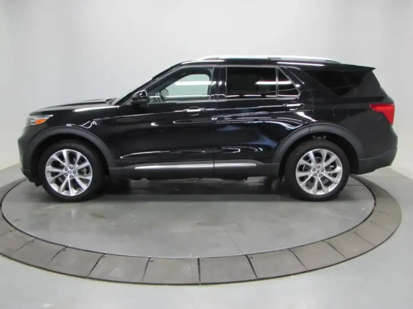 2022 /Ebony Ford Explorer Platinum (1FM5K8HC0NG) with an 3.0L V6 DOHC 24V engine, 10A transmission, located at 12836 Highway 21, De Soto, MO, 63020, (636) 337-7777, 38.151867, -90.575615 - Road-trip families, weekend explorers, and long-commute pros-this is the kind of SUV that makes every mile feel like part of the plan. If you want premium comfort without the new-car price, this **2022 Ford Explorer Platinum** is a smart way to upgrade your daily drive while keeping capability ready - Photo#3