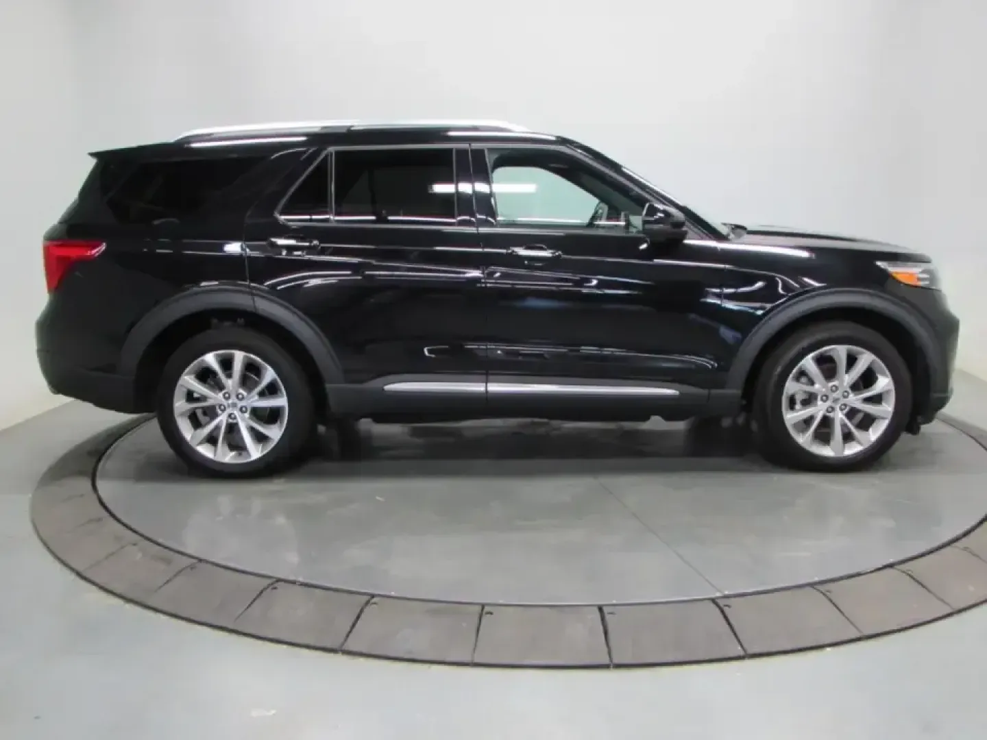 2022 /Ebony Ford Explorer Platinum (1FM5K8HC0NG) with an 3.0L V6 DOHC 24V engine, 10A transmission, located at 12836 Highway 21, De Soto, MO, 63020, (636) 337-7777, 38.151867, -90.575615 - Road-trip families, weekend explorers, and long-commute pros-this is the kind of SUV that makes every mile feel like part of the plan. If you want premium comfort without the new-car price, this **2022 Ford Explorer Platinum** is a smart way to upgrade your daily drive while keeping capability ready - Photo#7