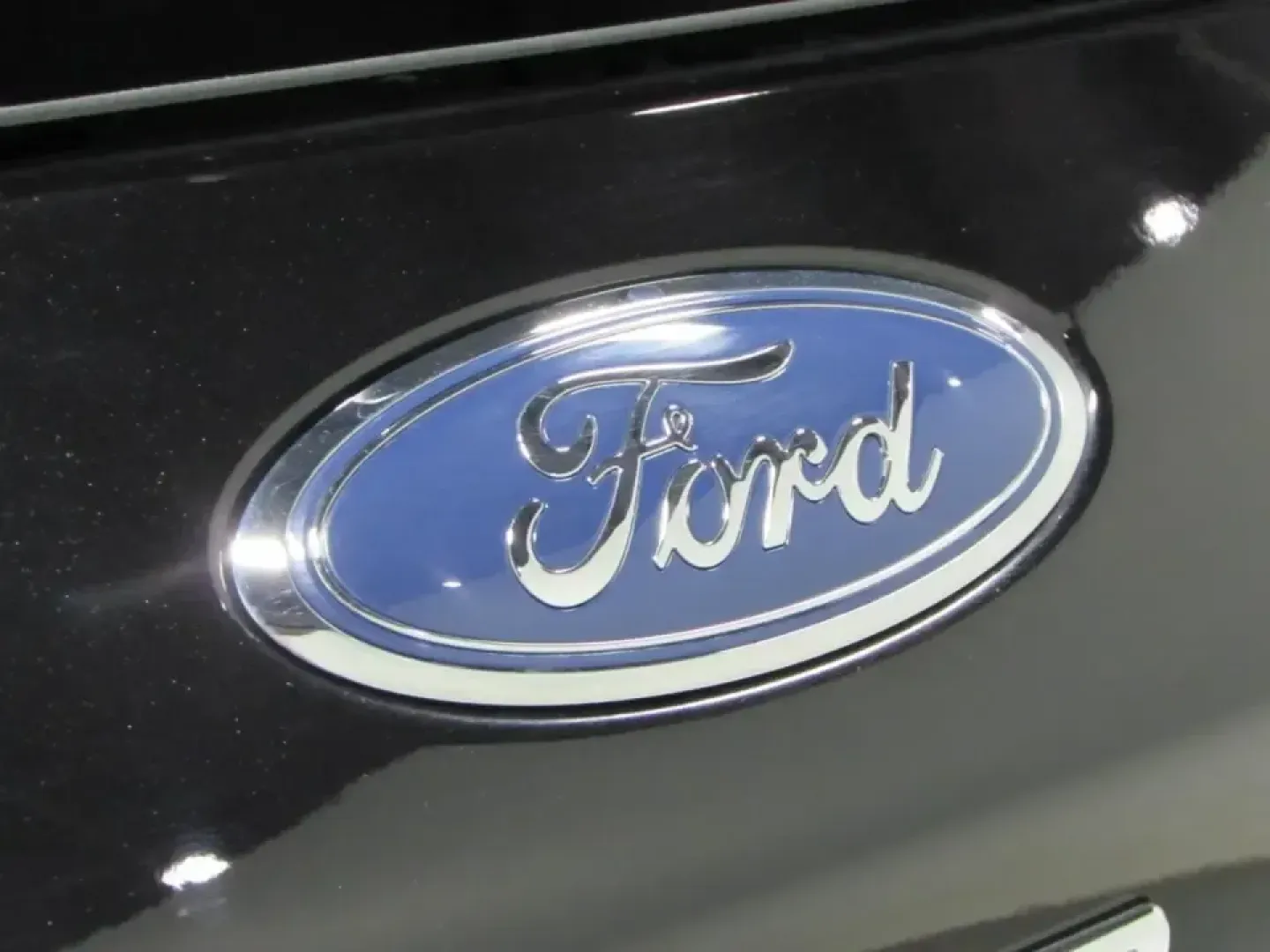 2024 /Ebony Ford Escape ST-Line Select (1FMCU9NZ6RU) with an 2.5L L4 DOHC 16V HYBRID engine, 8A transmission, located at 12836 Highway 21, De Soto, MO, 63020, (636) 337-7777, 38.151867, -90.575615 - Fuel-sipping weekday commutes, kid-friendly school runs, and spontaneous weekend getaways down to the Ozarks-this 2024 Ford Escape Hybrid ST-Line Select is built for real life in and around De Soto, Missouri. If you've been searching used cars near me and want a modern SUV that feels current, drives - Photo#31