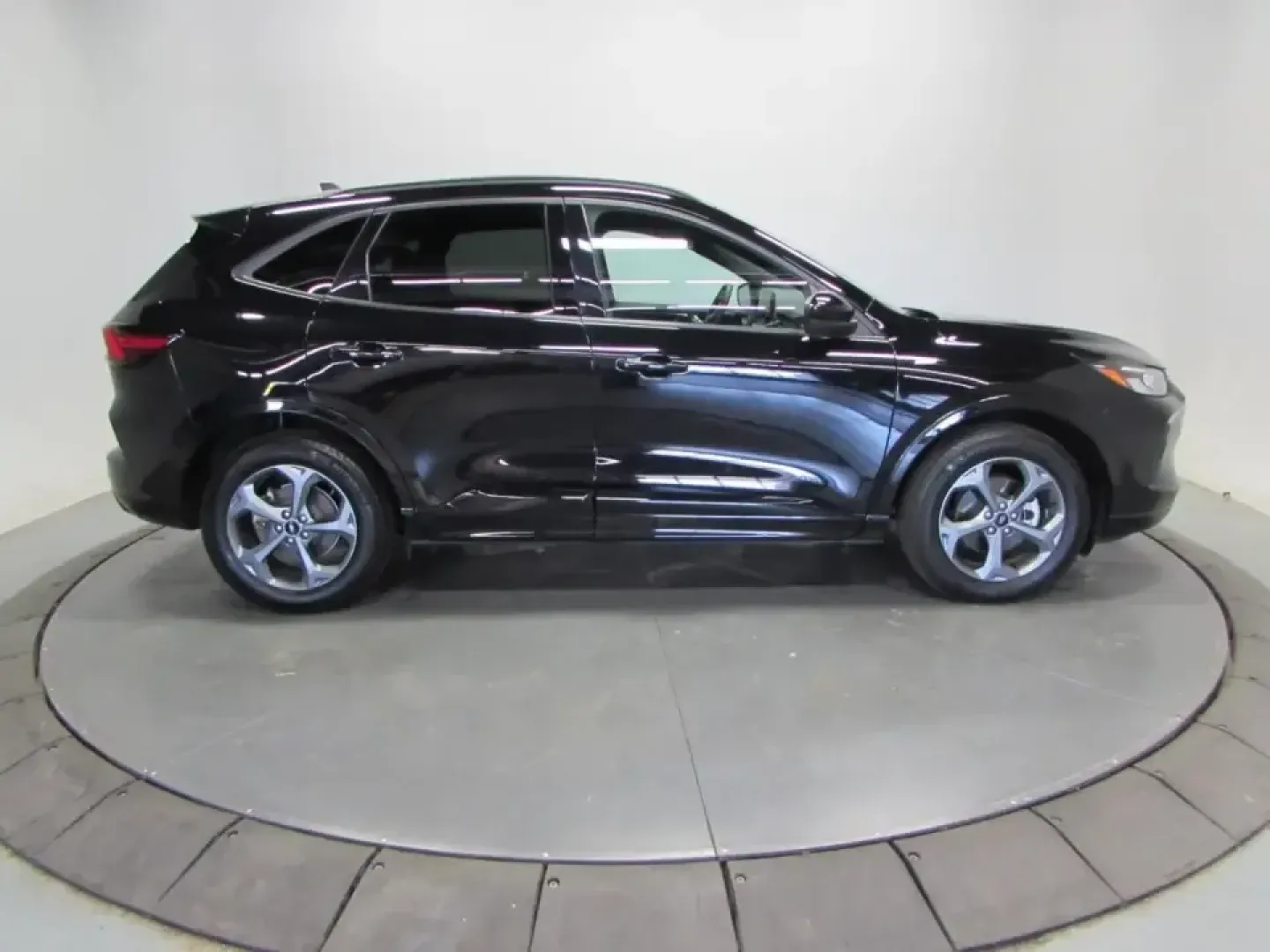2024 /Ebony Ford Escape ST-Line Select (1FMCU9NZ6RU) with an 2.5L L4 DOHC 16V HYBRID engine, 8A transmission, located at 12836 Highway 21, De Soto, MO, 63020, (636) 337-7777, 38.151867, -90.575615 - Fuel-sipping weekday commutes, kid-friendly school runs, and spontaneous weekend getaways down to the Ozarks-this 2024 Ford Escape Hybrid ST-Line Select is built for real life in and around De Soto, Missouri. If you've been searching used cars near me and want a modern SUV that feels current, drives - Photo#7