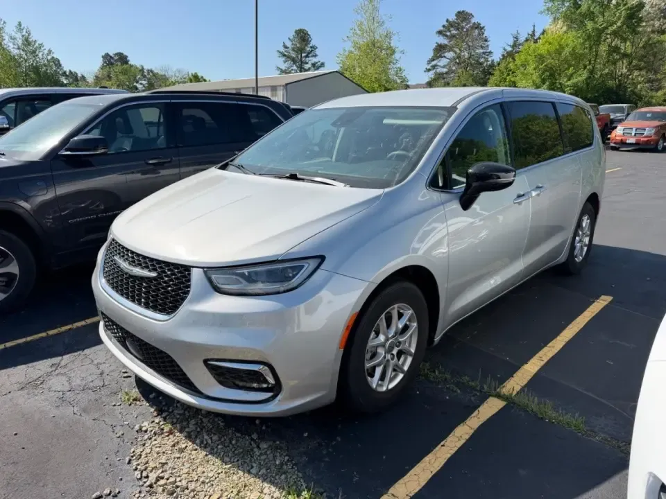 photo of 2024 Chrysler Pacifica Touring L