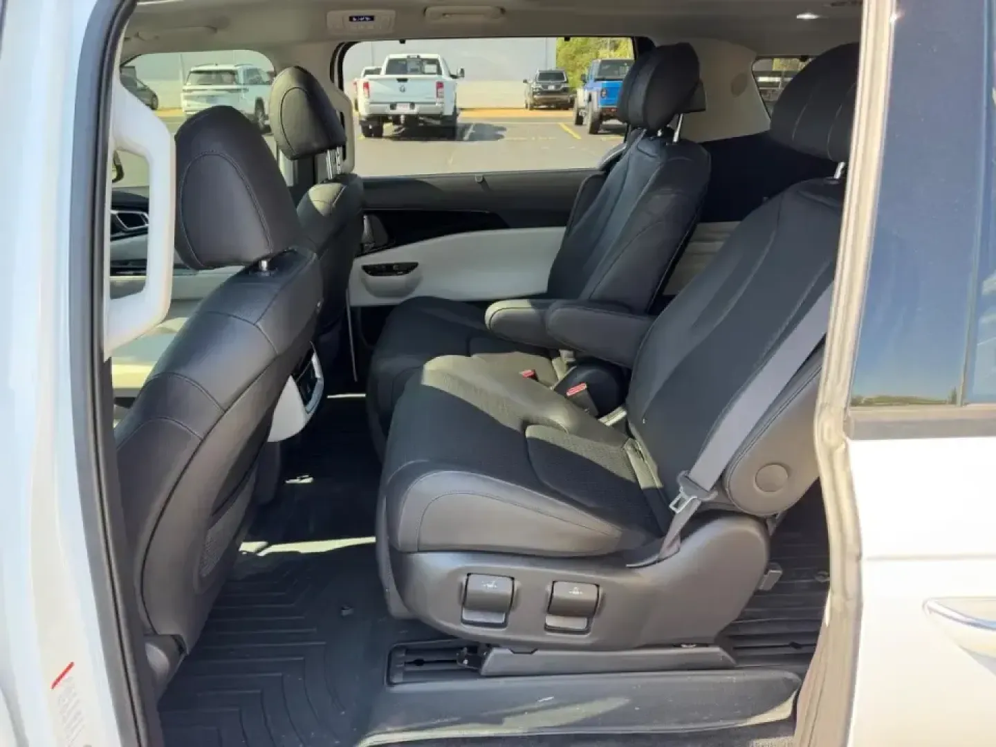 2024 /Gray Leather Kia Carnival SX Prestige (KNDNE5H31R6) with an 3.5L GDI + MPI V6 24V DOHC engine, Automatic transmission, located at 970 Woodlawn Dr., Farmington, MO, 63640, (573) 431-7800, 37.825642, -90.468674 - Load up the crew, cue the playlist, and make every errand feel like a mini road trip-this **2024 Kia Carnival SX Prestige** is built for families, busy professionals, and anyone who wants SUV-style presence with minivan practicality. Whether you're shuttling kids to practice, commuting from Farmingt - Photo#10
