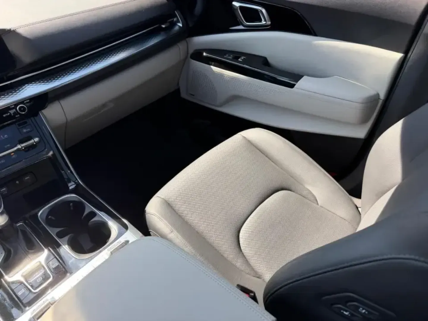 2024 /Gray Leather Kia Carnival SX Prestige (KNDNE5H31R6) with an 3.5L GDI + MPI V6 24V DOHC engine, Automatic transmission, located at 970 Woodlawn Dr., Farmington, MO, 63640, (573) 431-7800, 37.825642, -90.468674 - Load up the crew, cue the playlist, and make every errand feel like a mini road trip-this **2024 Kia Carnival SX Prestige** is built for families, busy professionals, and anyone who wants SUV-style presence with minivan practicality. Whether you're shuttling kids to practice, commuting from Farmingt - Photo#20