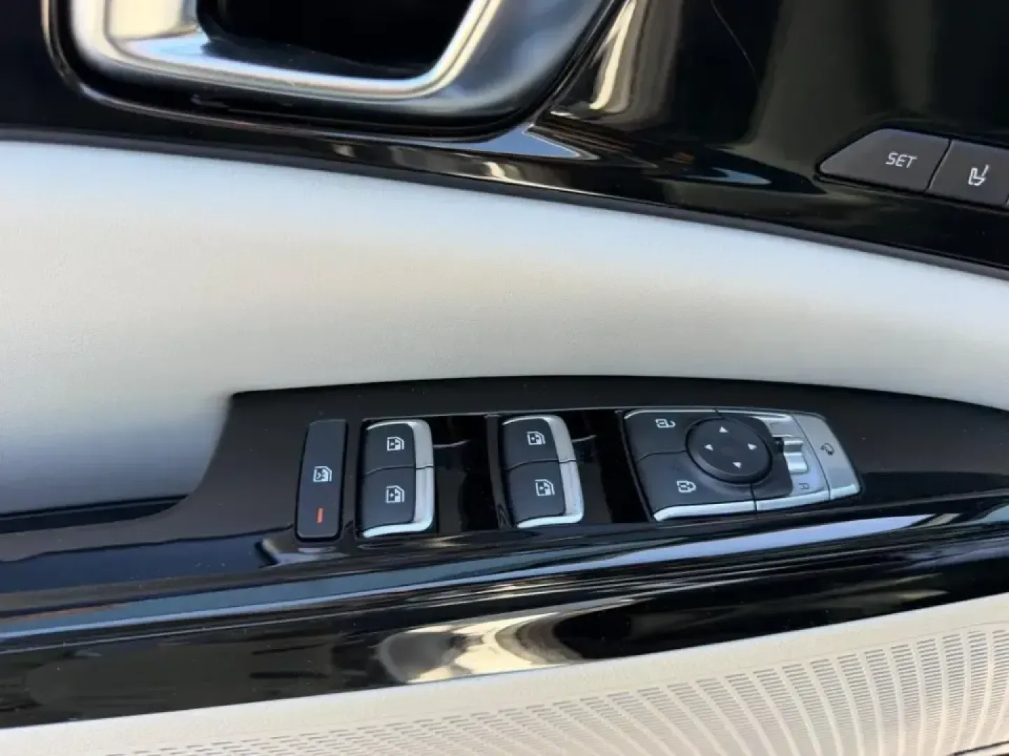 2024 /Gray Leather Kia Carnival SX Prestige (KNDNE5H31R6) with an 3.5L GDI + MPI V6 24V DOHC engine, Automatic transmission, located at 970 Woodlawn Dr., Farmington, MO, 63640, (573) 431-7800, 37.825642, -90.468674 - Load up the crew, cue the playlist, and make every errand feel like a mini road trip-this **2024 Kia Carnival SX Prestige** is built for families, busy professionals, and anyone who wants SUV-style presence with minivan practicality. Whether you're shuttling kids to practice, commuting from Farmingt - Photo#21