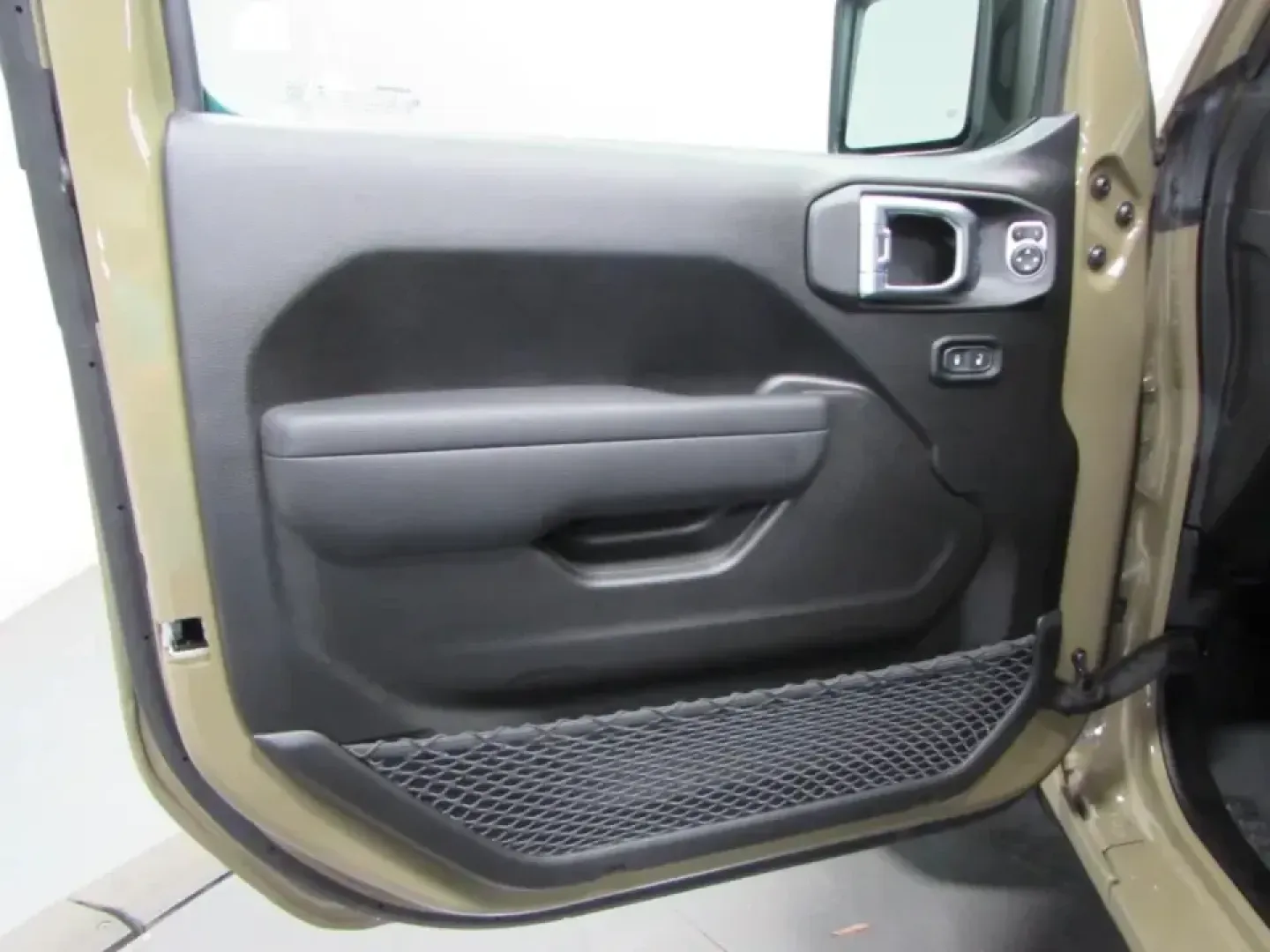 2026 /Black Jeep Gladiator Sport S (1C6PJTAG9TL) with an 3.6L V6 DOHC 24V engine, 6M transmission, located at 12830 Highway 21, De Soto, MO, 63020, (636) 337-7777, 38.153099, -90.573624 - If your ideal weekend includes tossing bikes, camping gear, or a kayak in the bed and heading out past the pavement, this 2026 Jeep Gladiator Sport is built for that lifestyle-then ready to cruise back into town Monday like a comfortable daily driver. With just 5 miles, it delivers that new-truck fe - Photo#11