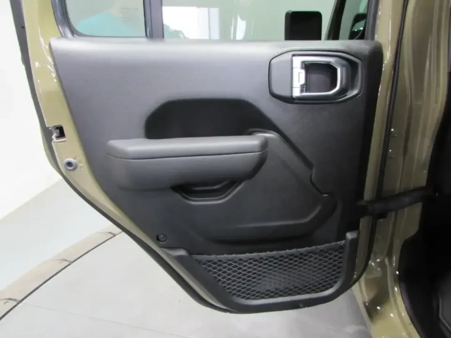 2026 /Black Jeep Gladiator Sport S (1C6PJTAG9TL) with an 3.6L V6 DOHC 24V engine, 6M transmission, located at 12830 Highway 21, De Soto, MO, 63020, (636) 337-7777, 38.153099, -90.573624 - If your ideal weekend includes tossing bikes, camping gear, or a kayak in the bed and heading out past the pavement, this 2026 Jeep Gladiator Sport is built for that lifestyle-then ready to cruise back into town Monday like a comfortable daily driver. With just 5 miles, it delivers that new-truck fe - Photo#13