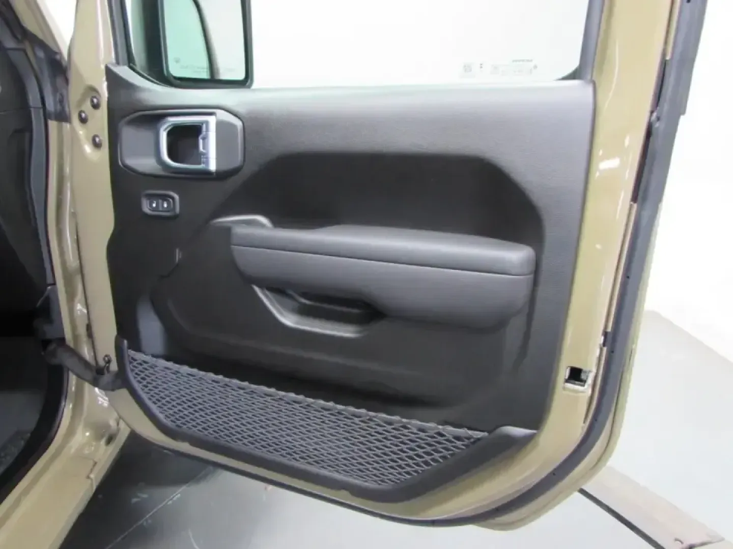2026 /Black Jeep Gladiator Sport S (1C6PJTAG9TL) with an 3.6L V6 DOHC 24V engine, 6M transmission, located at 12830 Highway 21, De Soto, MO, 63020, (636) 337-7777, 38.153099, -90.573624 - If your ideal weekend includes tossing bikes, camping gear, or a kayak in the bed and heading out past the pavement, this 2026 Jeep Gladiator Sport is built for that lifestyle-then ready to cruise back into town Monday like a comfortable daily driver. With just 5 miles, it delivers that new-truck fe - Photo#15