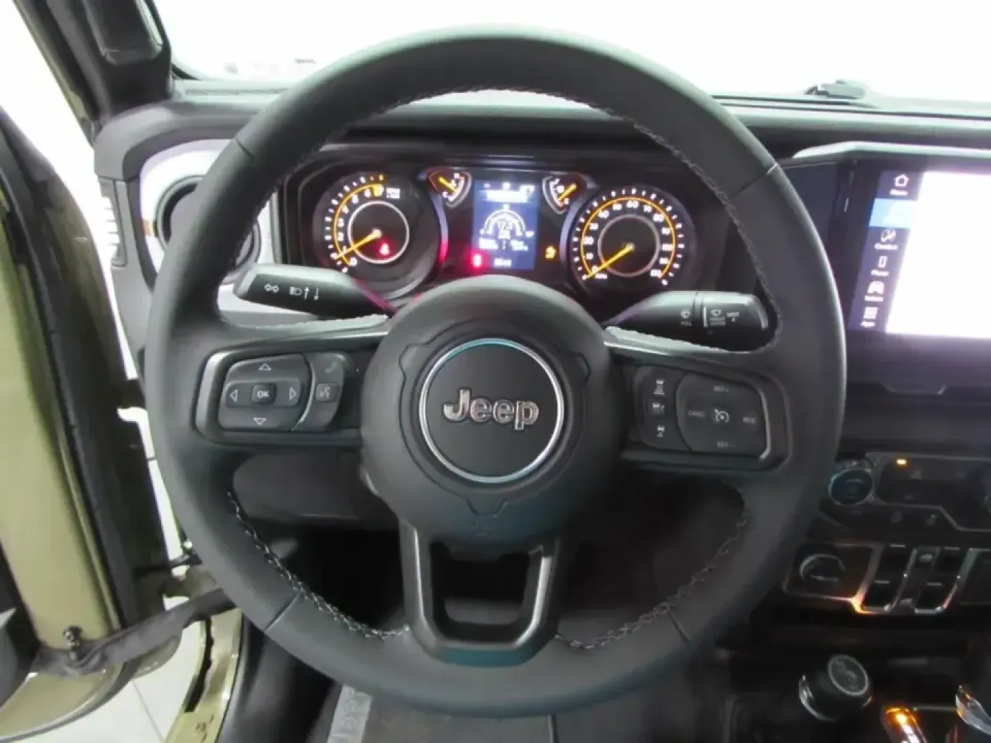 2026 /Black Jeep Gladiator Sport S (1C6PJTAG9TL) with an 3.6L V6 DOHC 24V engine, 6M transmission, located at 12830 Highway 21, De Soto, MO, 63020, (636) 337-7777, 38.153099, -90.573624 - If your ideal weekend includes tossing bikes, camping gear, or a kayak in the bed and heading out past the pavement, this 2026 Jeep Gladiator Sport is built for that lifestyle-then ready to cruise back into town Monday like a comfortable daily driver. With just 5 miles, it delivers that new-truck fe - Photo#19
