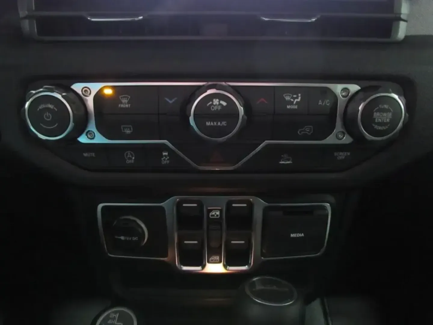 2026 /Black Jeep Gladiator Sport S (1C6PJTAG9TL) with an 3.6L V6 DOHC 24V engine, 6M transmission, located at 12830 Highway 21, De Soto, MO, 63020, (636) 337-7777, 38.153099, -90.573624 - If your ideal weekend includes tossing bikes, camping gear, or a kayak in the bed and heading out past the pavement, this 2026 Jeep Gladiator Sport is built for that lifestyle-then ready to cruise back into town Monday like a comfortable daily driver. With just 5 miles, it delivers that new-truck fe - Photo#25