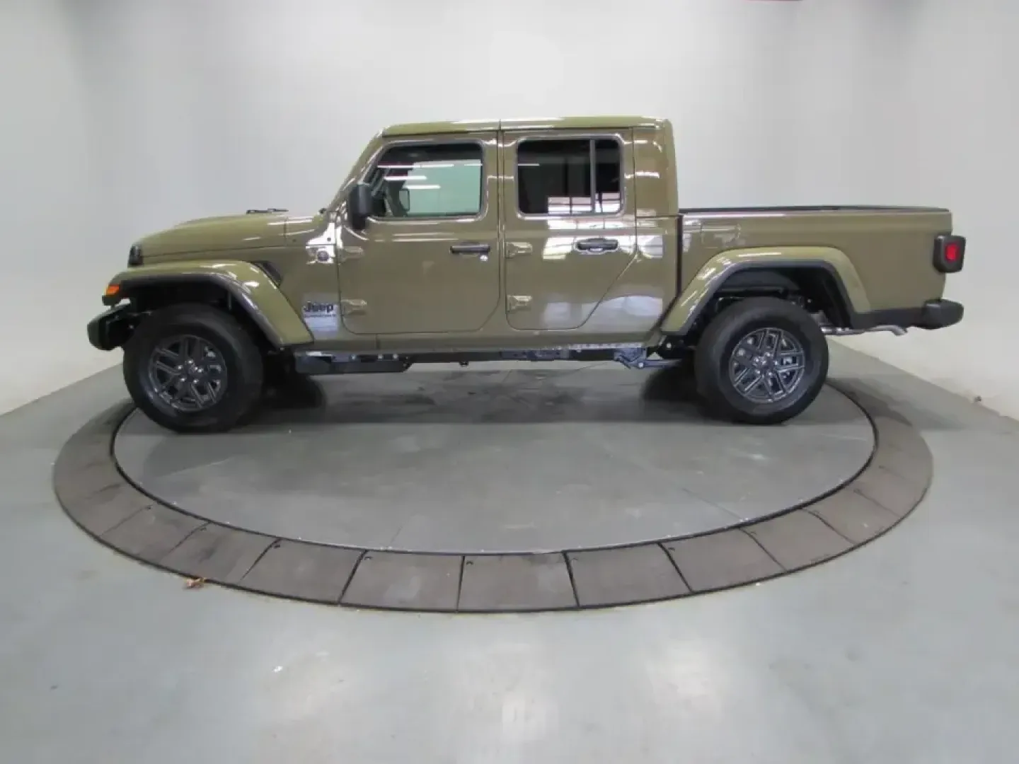 2026 /Black Jeep Gladiator Sport S (1C6PJTAG9TL) with an 3.6L V6 DOHC 24V engine, 6M transmission, located at 12830 Highway 21, De Soto, MO, 63020, (636) 337-7777, 38.153099, -90.573624 - If your ideal weekend includes tossing bikes, camping gear, or a kayak in the bed and heading out past the pavement, this 2026 Jeep Gladiator Sport is built for that lifestyle-then ready to cruise back into town Monday like a comfortable daily driver. With just 5 miles, it delivers that new-truck fe - Photo#3