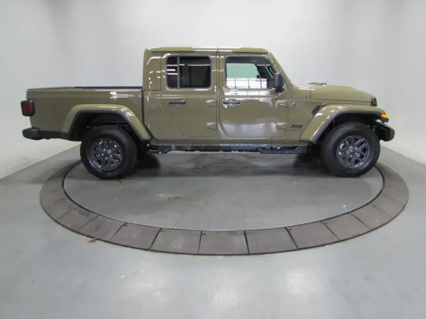 2026 /Black Jeep Gladiator Sport S (1C6PJTAG9TL) with an 3.6L V6 DOHC 24V engine, 6M transmission, located at 12830 Highway 21, De Soto, MO, 63020, (636) 337-7777, 38.153099, -90.573624 - If your ideal weekend includes tossing bikes, camping gear, or a kayak in the bed and heading out past the pavement, this 2026 Jeep Gladiator Sport is built for that lifestyle-then ready to cruise back into town Monday like a comfortable daily driver. With just 5 miles, it delivers that new-truck fe - Photo#7