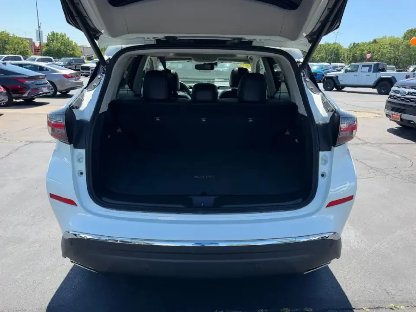 2023 /Graphite Leather Nissan Murano SL (5N1AZ2CSXPC) with an 3.5L DOHC 24-Valve V6 engine, Automatic transmission, located at 970 Woodlawn Dr., Farmington, MO, 63640, (573) 431-7800, 37.825642, -90.468674 - Whether your weekends mean a family getaway to the St. Francois State Park area, a date-night drive through downtown Farmington, or a comfortable daily commute along US67, this 2023 Nissan Murano SL AWD is the kind of SUV that fits real life-quiet, confident, and ready for four-season Missouri roads - Photo#4