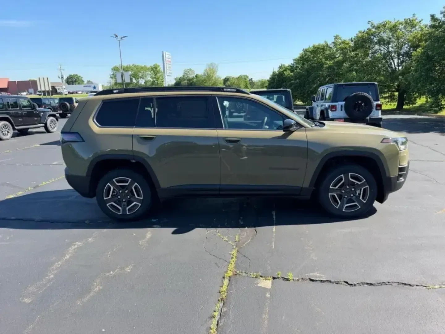 2026 /Arctic/Black Leather Jeep Cherokee Limited (3C4PJMB27TT) with an 1.6L engine, located at 970 Woodlawn Dr., Farmington, MO, 63640, (573) 431-7800, 37.825642, -90.468674 - Road-trip weekends to Elephant Rocks, snowy school runs across town, and everyday commutes up US-67 all get easier when your SUV is efficient, confident in bad weather, and comfortable for everyone onboard. If that sounds like your lifestyle, this 2026 Jeep Cherokee Limited Hybrid is a standout choi - Photo#1