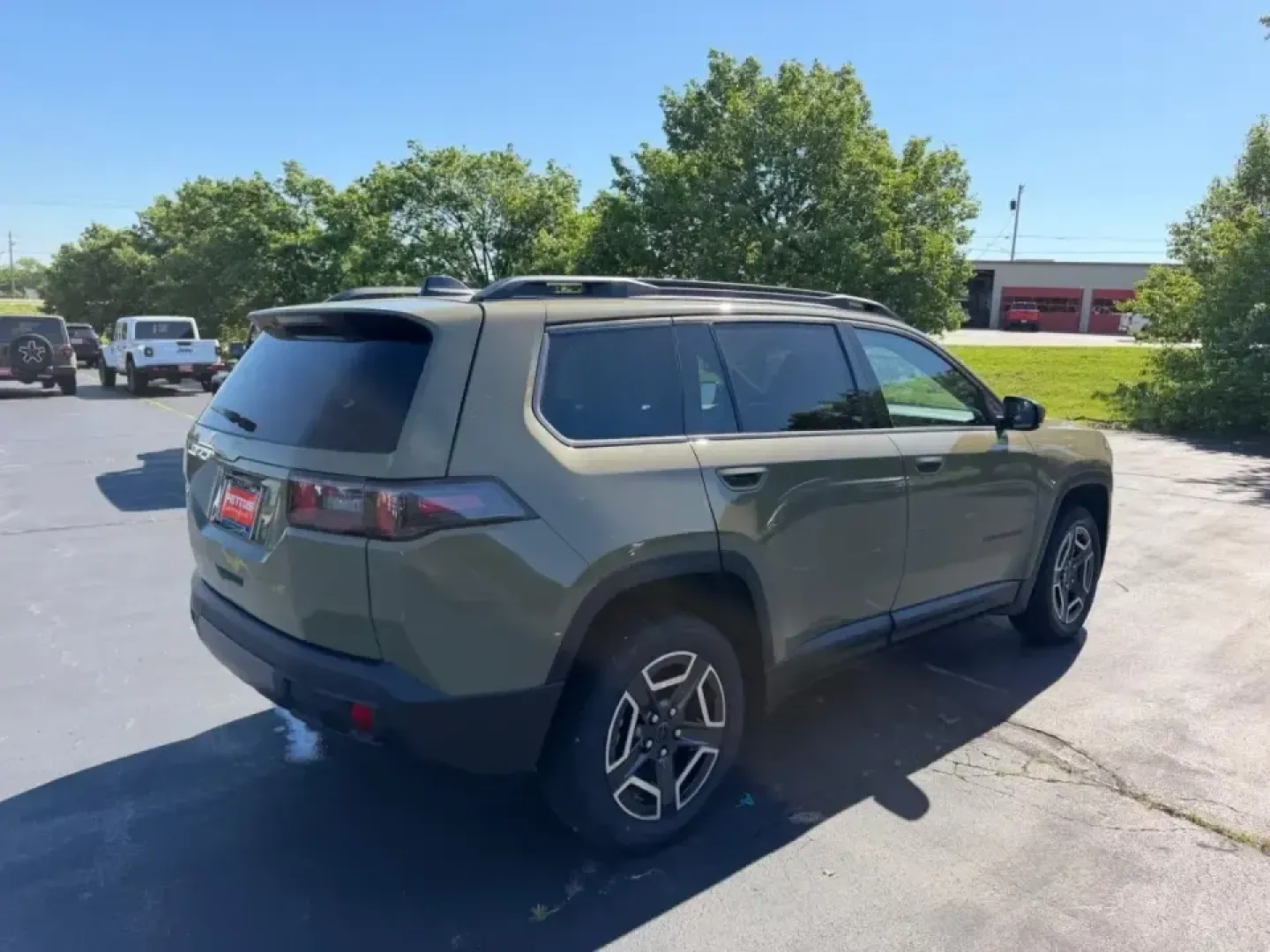 2026 /Arctic/Black Leather Jeep Cherokee Limited (3C4PJMB27TT) with an 1.6L engine, located at 970 Woodlawn Dr., Farmington, MO, 63640, (573) 431-7800, 37.825642, -90.468674 - Road-trip weekends to Elephant Rocks, snowy school runs across town, and everyday commutes up US-67 all get easier when your SUV is efficient, confident in bad weather, and comfortable for everyone onboard. If that sounds like your lifestyle, this 2026 Jeep Cherokee Limited Hybrid is a standout choi - Photo#2