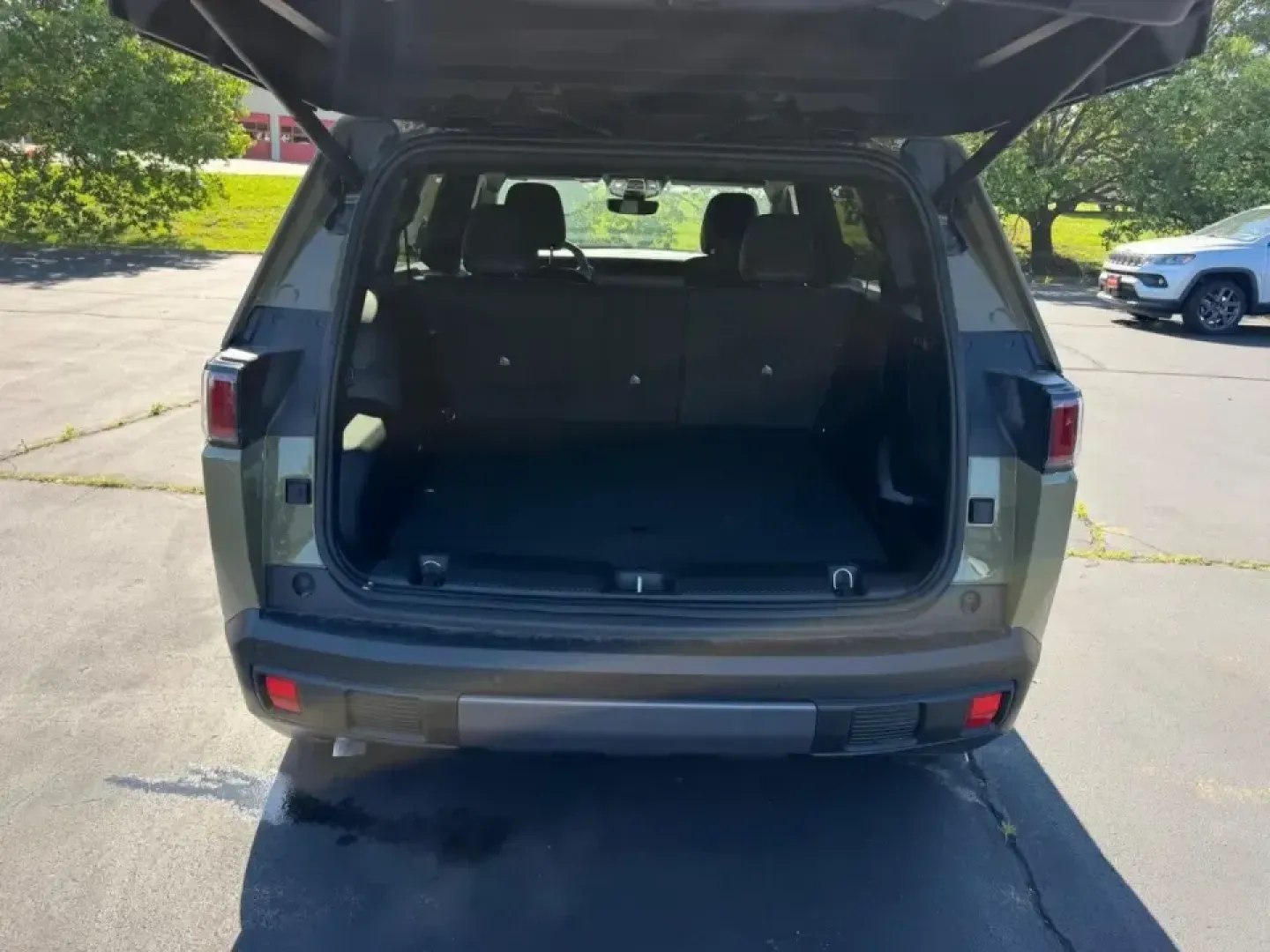 2026 /Arctic/Black Leather Jeep Cherokee Limited (3C4PJMB27TT) with an 1.6L engine, located at 970 Woodlawn Dr., Farmington, MO, 63640, (573) 431-7800, 37.825642, -90.468674 - Road-trip weekends to Elephant Rocks, snowy school runs across town, and everyday commutes up US-67 all get easier when your SUV is efficient, confident in bad weather, and comfortable for everyone onboard. If that sounds like your lifestyle, this 2026 Jeep Cherokee Limited Hybrid is a standout choi - Photo#4
