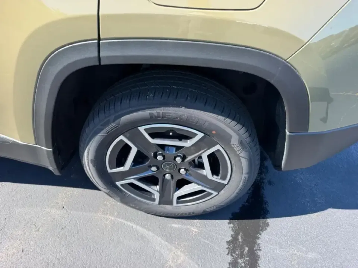 2026 /Arctic/Black Leather Jeep Cherokee Limited (3C4PJMB27TT) with an 1.6L engine, located at 970 Woodlawn Dr., Farmington, MO, 63640, (573) 431-7800, 37.825642, -90.468674 - Road-trip weekends to Elephant Rocks, snowy school runs across town, and everyday commutes up US-67 all get easier when your SUV is efficient, confident in bad weather, and comfortable for everyone onboard. If that sounds like your lifestyle, this 2026 Jeep Cherokee Limited Hybrid is a standout choi - Photo#6