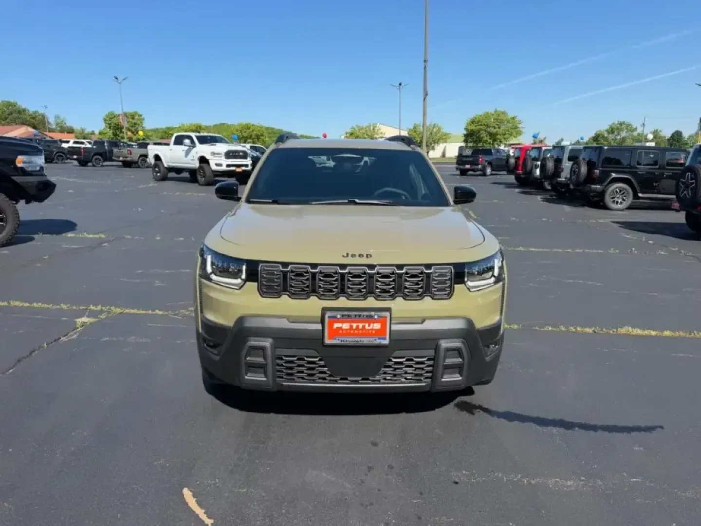 2026 /Arctic/Black Leather Jeep Cherokee Limited (3C4PJMB27TT) with an 1.6L engine, located at 970 Woodlawn Dr., Farmington, MO, 63640, (573) 431-7800, 37.825642, -90.468674 - Road-trip weekends to Elephant Rocks, snowy school runs across town, and everyday commutes up US-67 all get easier when your SUV is efficient, confident in bad weather, and comfortable for everyone onboard. If that sounds like your lifestyle, this 2026 Jeep Cherokee Limited Hybrid is a standout choi - Photo#8