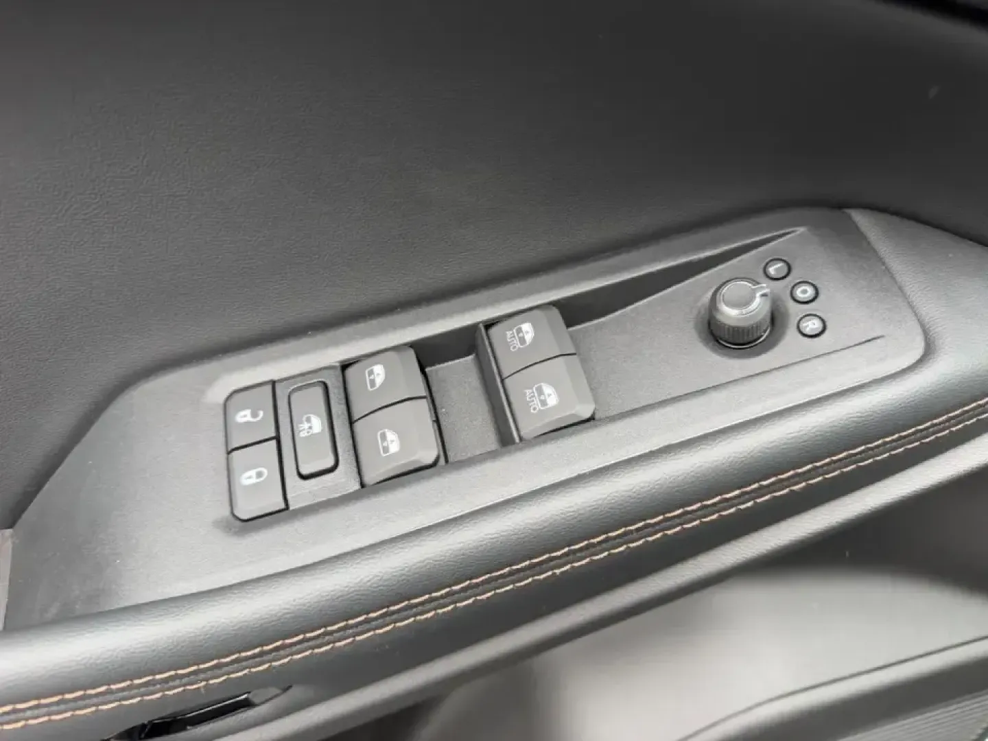 2026 /Global Black Leather Jeep Cherokee Limited (3C4PJMB22TT) with an 1.6L engine, located at 970 Woodlawn Dr., Farmington, MO, 63640, (573) 431-7800, 37.825642, -90.468674 - Whether you're planning family weekends at St. Joe State Park, commuting daily on US-67, or loading up for a road trip through the Ozarks, this 2026 Jeep Cherokee Limited Hybrid is built for the way Farmington, Missouri drivers actually live. With just 215 miles, it delivers that nearly-new feel wit - Photo#18