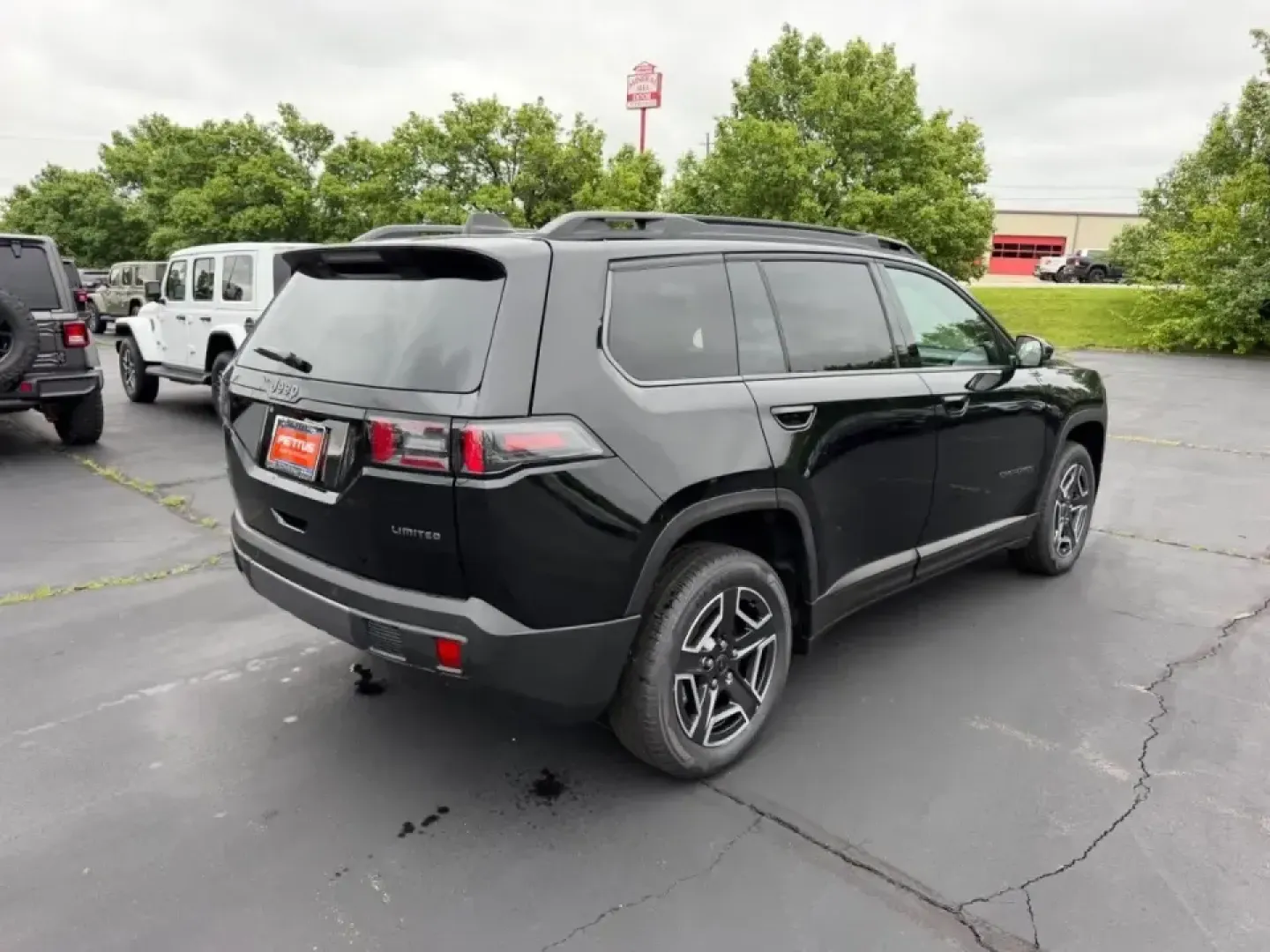 2026 /Global Black Leather Jeep Cherokee Limited (3C4PJMB22TT) with an 1.6L engine, located at 970 Woodlawn Dr., Farmington, MO, 63640, (573) 431-7800, 37.825642, -90.468674 - Whether you're planning family weekends at St. Joe State Park, commuting daily on US-67, or loading up for a road trip through the Ozarks, this 2026 Jeep Cherokee Limited Hybrid is built for the way Farmington, Missouri drivers actually live. With just 215 miles, it delivers that nearly-new feel wit - Photo#2