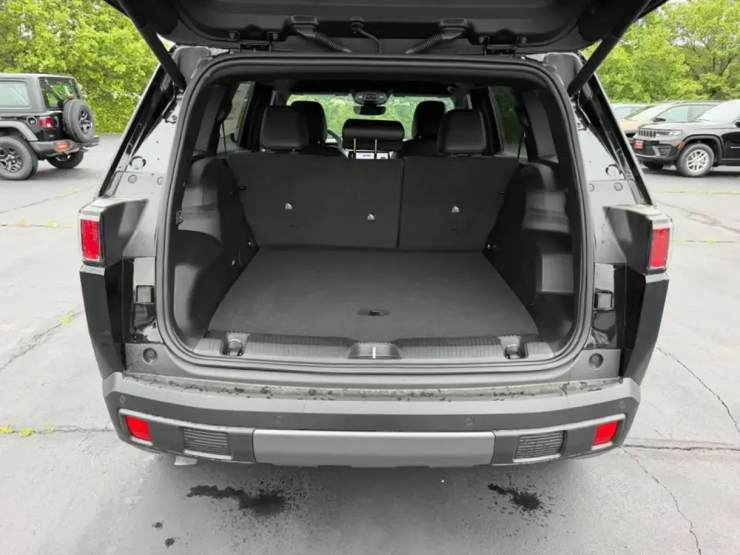 2026 /Global Black Leather Jeep Cherokee Limited (3C4PJMB22TT) with an 1.6L engine, located at 970 Woodlawn Dr., Farmington, MO, 63640, (573) 431-7800, 37.825642, -90.468674 - Whether you're planning family weekends at St. Joe State Park, commuting daily on US-67, or loading up for a road trip through the Ozarks, this 2026 Jeep Cherokee Limited Hybrid is built for the way Farmington, Missouri drivers actually live. With just 215 miles, it delivers that nearly-new feel wit - Photo#4