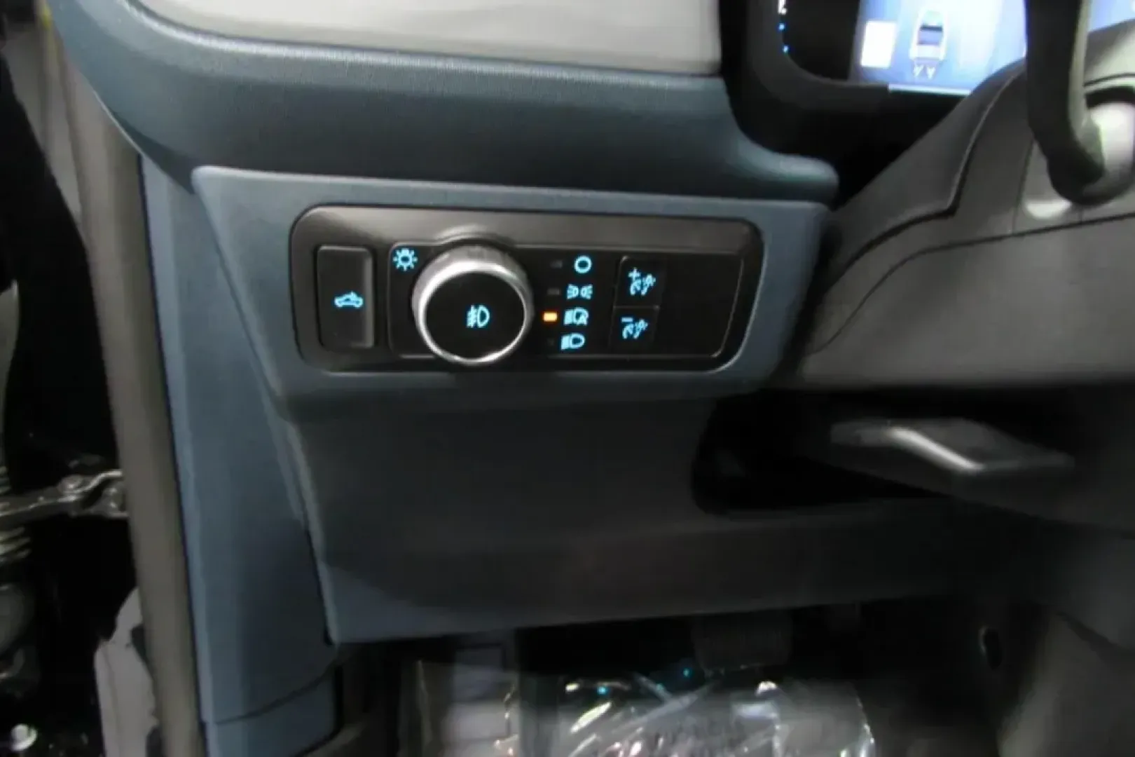 2025 /Vinyl Ford Maverick (3FTCW8PA0SR) with an 2.0L EcoBoost engine, Automatic transmission, located at 12836 Highway 21, De Soto, MO, 63020, (636) 337-7777, 38.151867, -90.575615 - Embark on your next adventure with the stunning 2025 Ford Maverick, now available at Pettus Ford De Soto! This versatile truck is not just a vehicle; it's your reliable companion for weekend getaways, daily commutes, and everything in between. With its impressive blend of efficiency, comfort, and ru - Photo#14