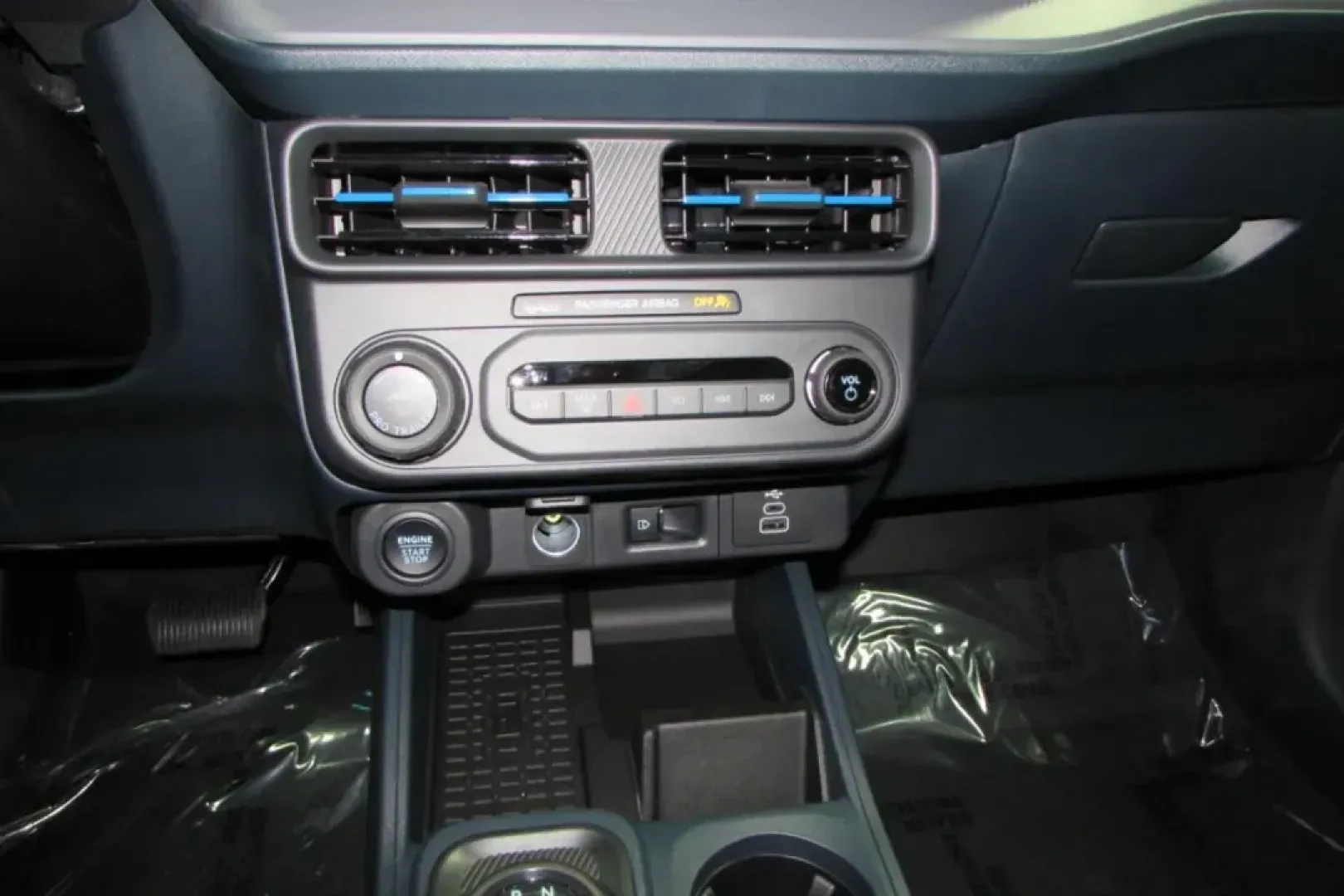 2025 /Vinyl Ford Maverick (3FTCW8PA0SR) with an 2.0L EcoBoost engine, Automatic transmission, located at 12836 Highway 21, De Soto, MO, 63020, (636) 337-7777, 38.151867, -90.575615 - Embark on your next adventure with the stunning 2025 Ford Maverick, now available at Pettus Ford De Soto! This versatile truck is not just a vehicle; it's your reliable companion for weekend getaways, daily commutes, and everything in between. With its impressive blend of efficiency, comfort, and ru - Photo#21