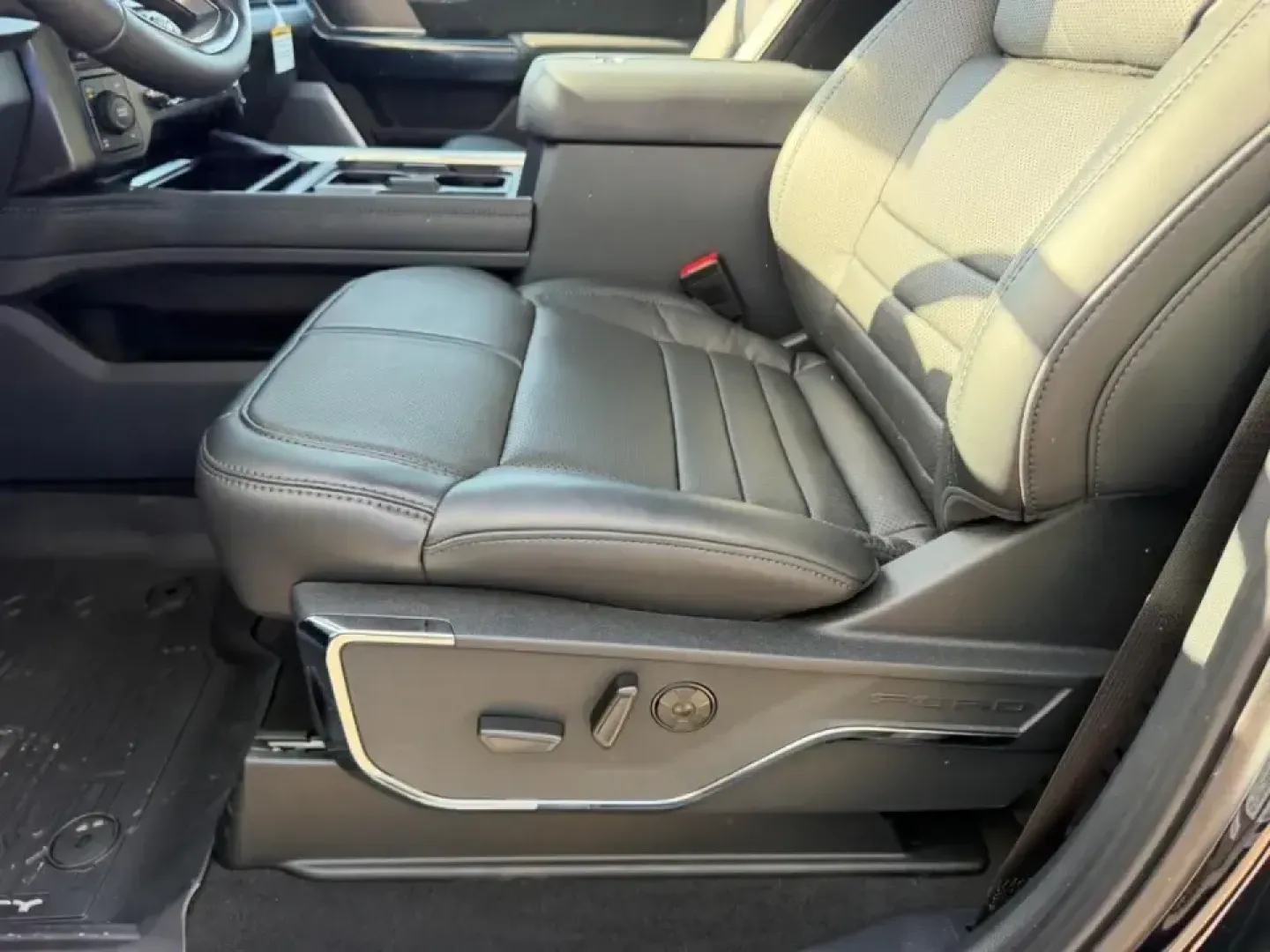 2026 /Black Onyx Leather Ford F-250SD King Ranch Crew Cab 4WD (1FT8W2BM4TE) with an 6.7L engine, 6A transmission, located at 141 Commercial Dr, Fredericktown, MO, 63645, (573) 783-6432, 37.570087, -90.320648 - Whether you're hauling a camper to Sam A. Baker State Park, towing a work trailer down US-67, or simply wanting a premium truck that makes long drives feel effortless, this 2026 Ford Super Duty F-250 SRW King Ranch Crew Cab 4WD is built for the Fredericktown lifestyle. With only 5 miles on the odome - Photo#19