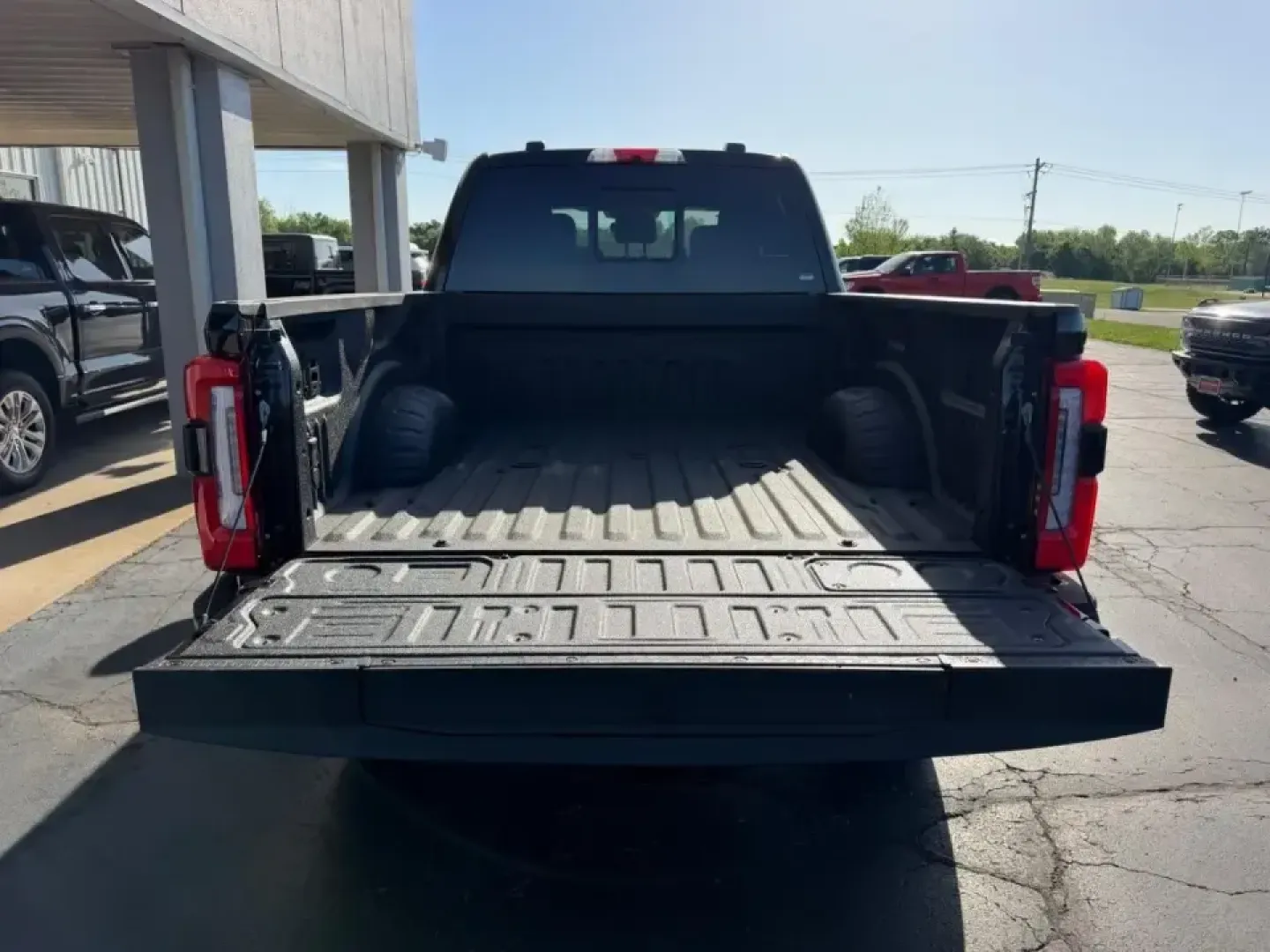 2026 /Black Onyx Leather Ford F-250SD King Ranch Crew Cab 4WD (1FT8W2BM4TE) with an 6.7L engine, 6A transmission, located at 141 Commercial Dr, Fredericktown, MO, 63645, (573) 783-6432, 37.570087, -90.320648 - Whether you're hauling a camper to Sam A. Baker State Park, towing a work trailer down US-67, or simply wanting a premium truck that makes long drives feel effortless, this 2026 Ford Super Duty F-250 SRW King Ranch Crew Cab 4WD is built for the Fredericktown lifestyle. With only 5 miles on the odome - Photo#4