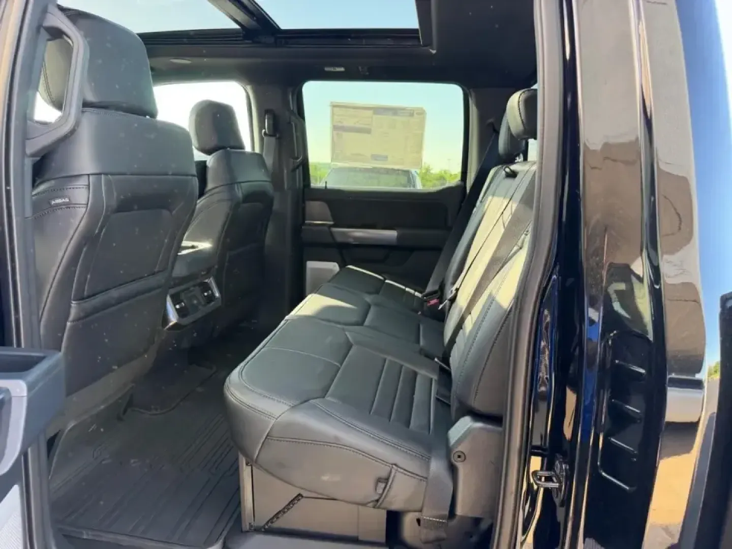2026 /Black Onyx Leather Ford F-250SD King Ranch Crew Cab 4WD (1FT8W2BM4TE) with an 6.7L engine, 6A transmission, located at 141 Commercial Dr, Fredericktown, MO, 63645, (573) 783-6432, 37.570087, -90.320648 - Whether you're hauling a camper to Sam A. Baker State Park, towing a work trailer down US-67, or simply wanting a premium truck that makes long drives feel effortless, this 2026 Ford Super Duty F-250 SRW King Ranch Crew Cab 4WD is built for the Fredericktown lifestyle. With only 5 miles on the odome - Photo#8