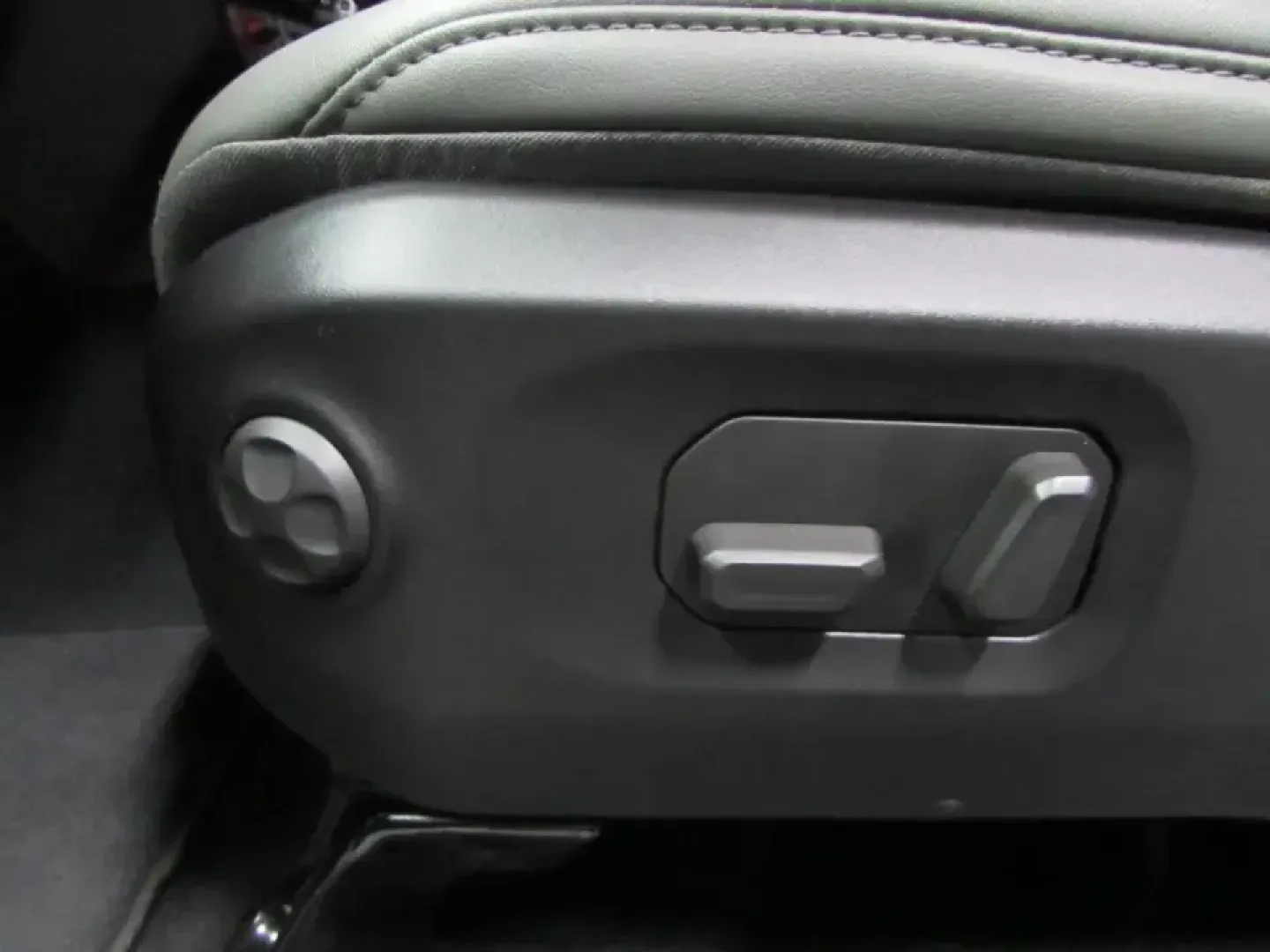 2026 /Black Jeep Gladiator Mojave (1C6RJTEG8TL) with an 3.6L V6 DOHC 24V engine, 6M transmission, located at 12830 Highway 21, De Soto, MO, 63020, (636) 337-7777, 38.153099, -90.573624 - If your weekends revolve around trailheads, lake days, and hauling gear-but you still want a truck that's easy to live with Monday through Friday-this 2026 Jeep Gladiator Mojave is built for your lifestyle. With just 50 miles, it delivers that nearly-new feel with the capability and attitude Gladiat - Photo#19