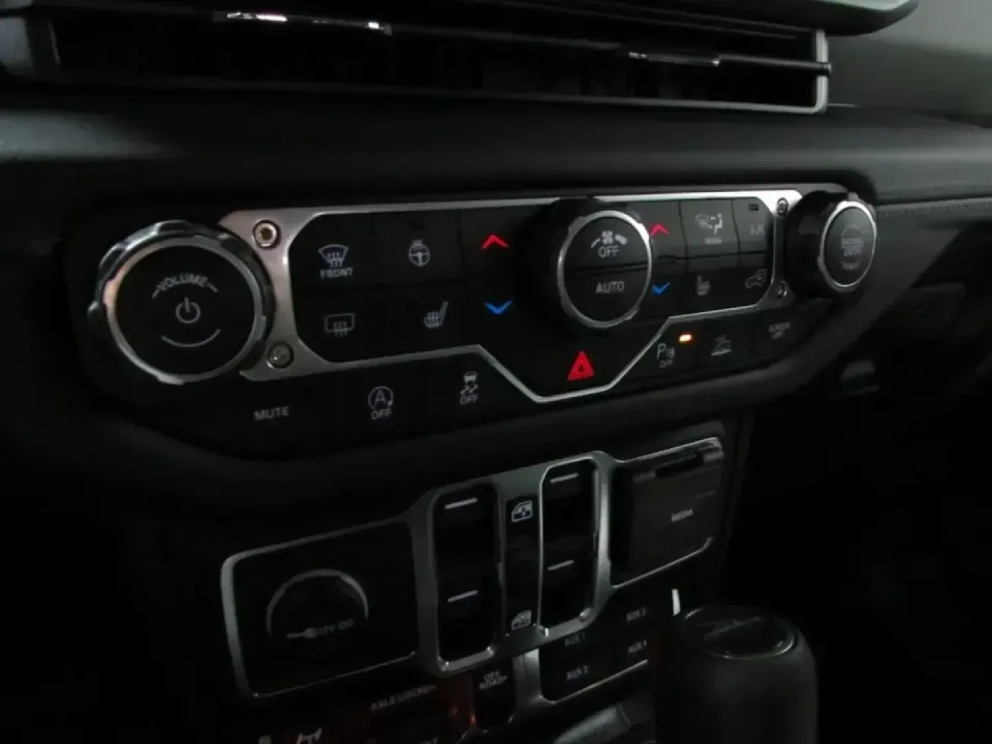 2026 /Black Jeep Gladiator Mojave (1C6RJTEG8TL) with an 3.6L V6 DOHC 24V engine, 6M transmission, located at 12830 Highway 21, De Soto, MO, 63020, (636) 337-7777, 38.153099, -90.573624 - If your weekends revolve around trailheads, lake days, and hauling gear-but you still want a truck that's easy to live with Monday through Friday-this 2026 Jeep Gladiator Mojave is built for your lifestyle. With just 50 miles, it delivers that nearly-new feel with the capability and attitude Gladiat - Photo#27