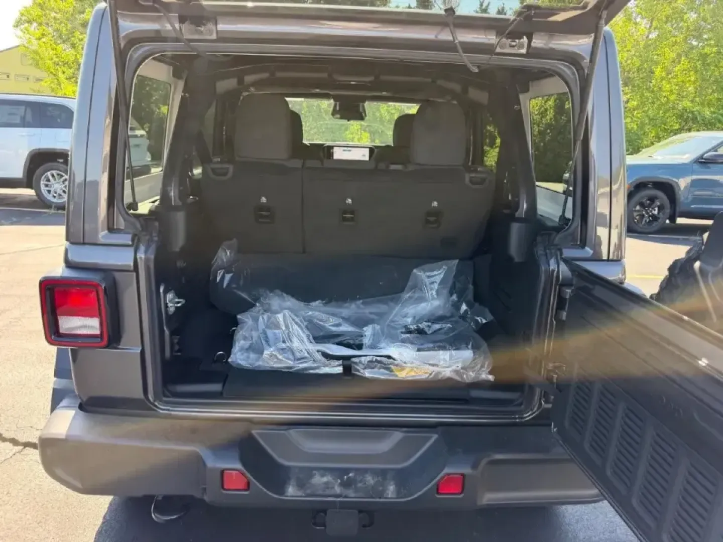 2026 /Black Cloth Jeep Wrangler Willys (1C4PJXDNXTW) with an 2.0L engine, 6M transmission, located at 970 Woodlawn Dr., Farmington, MO, 63640, (573) 431-7800, 37.825642, -90.468674 - Weekend trail runs at St. Joe State Park, a top-down cruise through downtown Farmington, or a confident commute out toward Park Hills and Bonne Terre-this 2026 Jeep Wrangler Sport is built for the kind of life that doesn't stay on pavement. With only **5 miles** on the odometer, it delivers that new - Photo#4