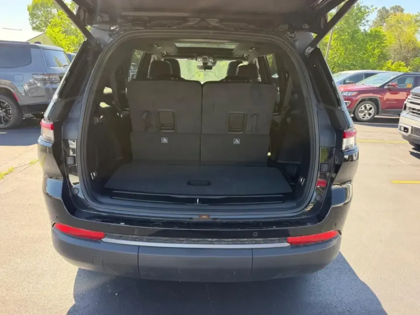 2026 /Global Black Leather Jeep Grand Cherokee Limited (1C4RJKBR4T8) with an 2.0L engine, 8A transmission, located at 970 Woodlawn Dr., Farmington, MO, 63640, (573) 431-7800, 37.825642, -90.468674 - Whether your weekends are spent chasing fall colors in the Ozarks, hauling the family to ballgames, or cruising Hwy 67 for a smooth daily commute, this 2026 Jeep Grand Cherokee Limited 4WD is built for the lifestyle Farmington drivers actually live. With just 5 miles on the odometer, it delivers tha - Photo#4