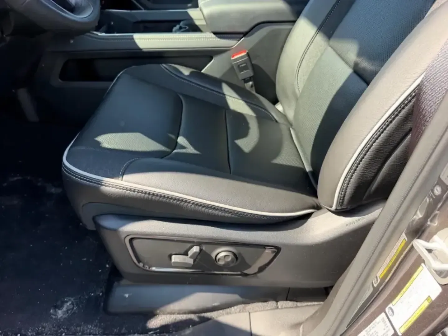 2026 /Black Leather Ram 1500 Limited (1C6SRFHT4TN) with an 5.7L engine, Automatic transmission, located at 970 Woodlawn Dr., Farmington, MO, 63640, (573) 431-7800, 37.825642, -90.468674 - Whether you're hauling weekend projects, towing the boat to a getaway, or simply upgrading your daily drive with first-class comfort, this **2026 Ram 1500 Limited Crew Cab SWB 4WD** is built for life in and around **Farmington, Missouri**. With just **5 miles** on the odometer, it delivers that new- - Photo#20