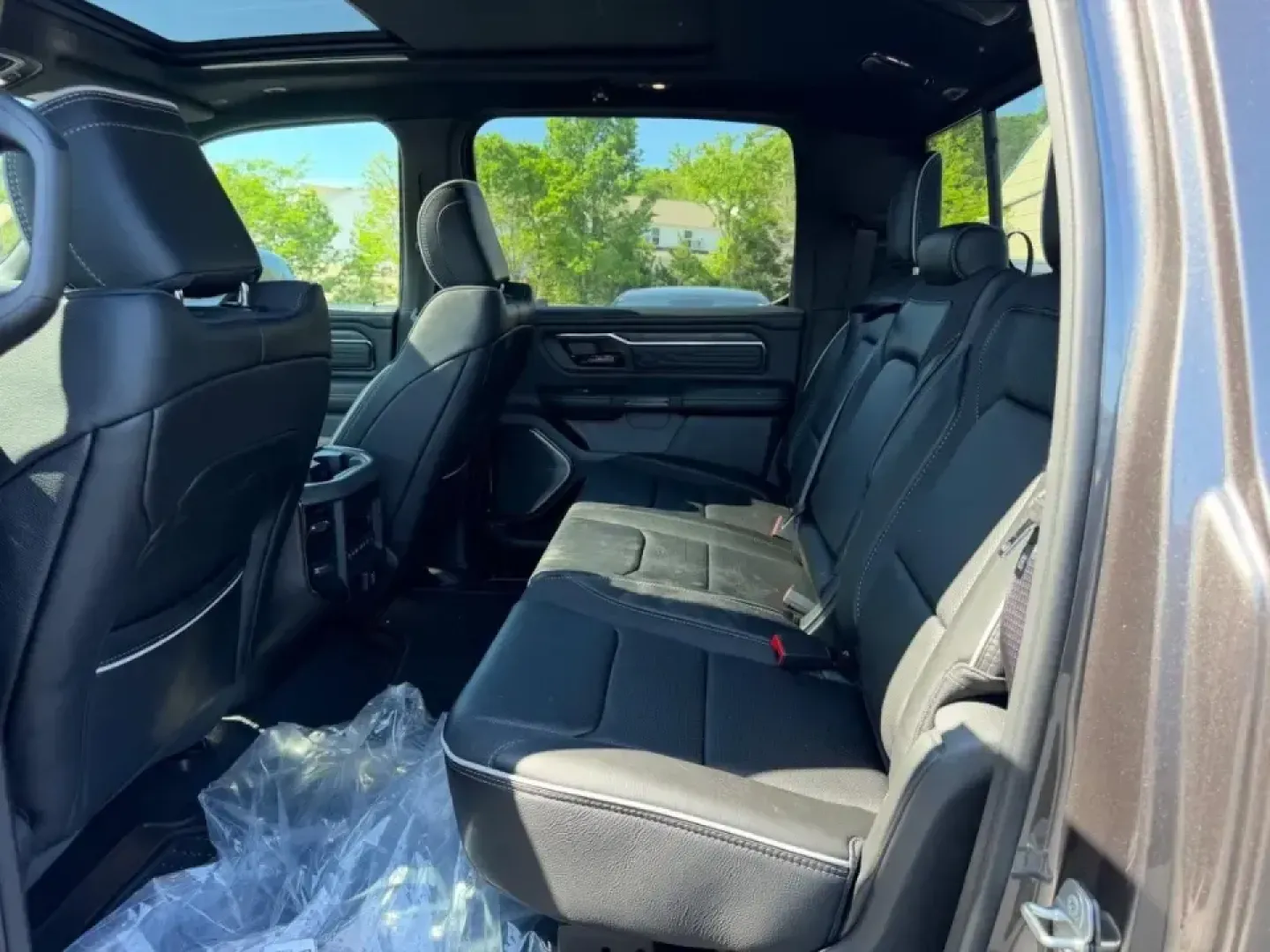 2026 /Black Leather Ram 1500 Limited (1C6SRFHT4TN) with an 5.7L engine, Automatic transmission, located at 970 Woodlawn Dr., Farmington, MO, 63640, (573) 431-7800, 37.825642, -90.468674 - Whether you're hauling weekend projects, towing the boat to a getaway, or simply upgrading your daily drive with first-class comfort, this **2026 Ram 1500 Limited Crew Cab SWB 4WD** is built for life in and around **Farmington, Missouri**. With just **5 miles** on the odometer, it delivers that new- - Photo#8